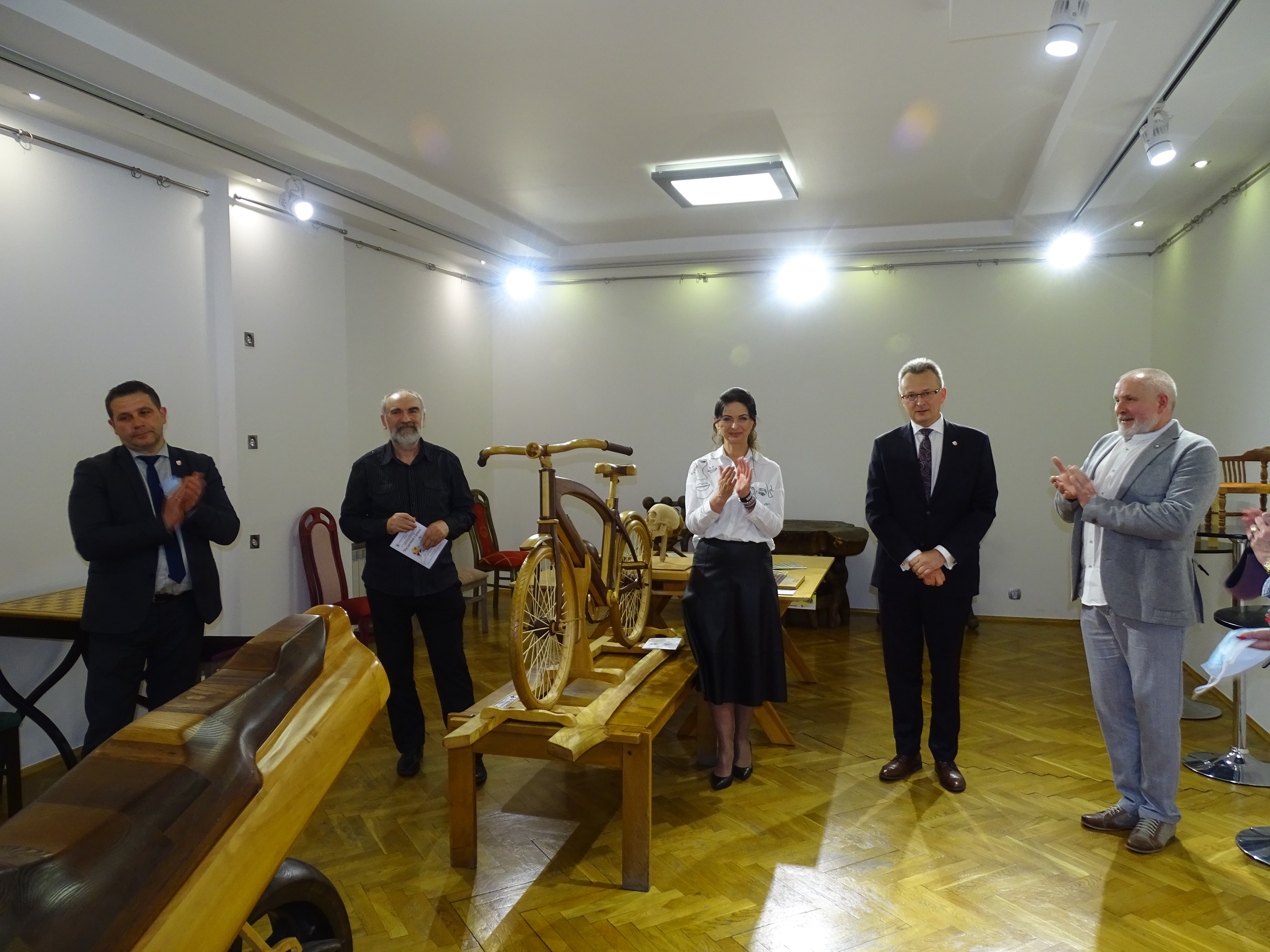 burmistrz Zwolenia Arkadiusz Sulima oficjalnie otworzył wystawę.
