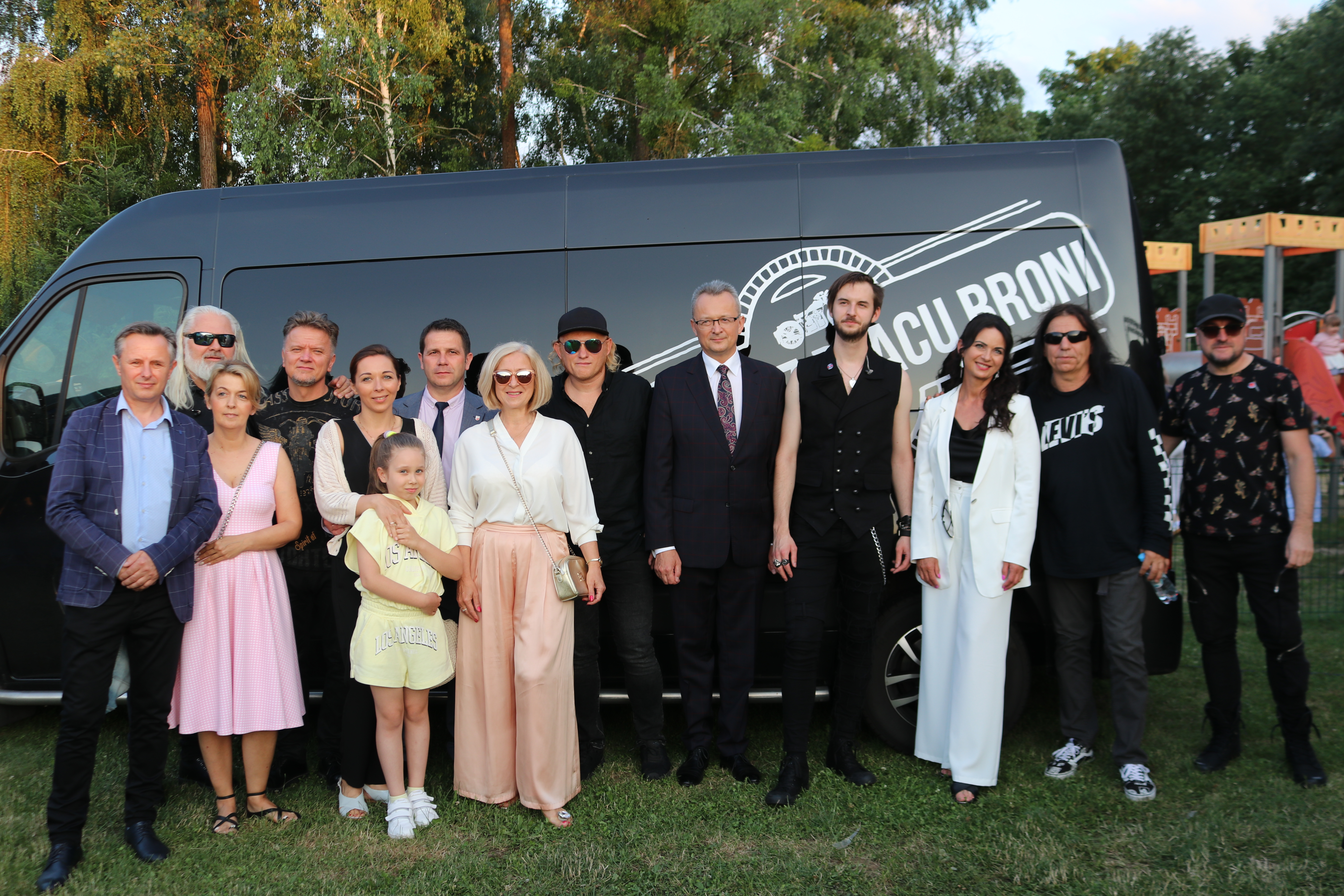 Zwieńczeniem koncertu zespołu Chłopcy z Placu Broni była wspólna fotografia z organizatorami wydarzenia. 