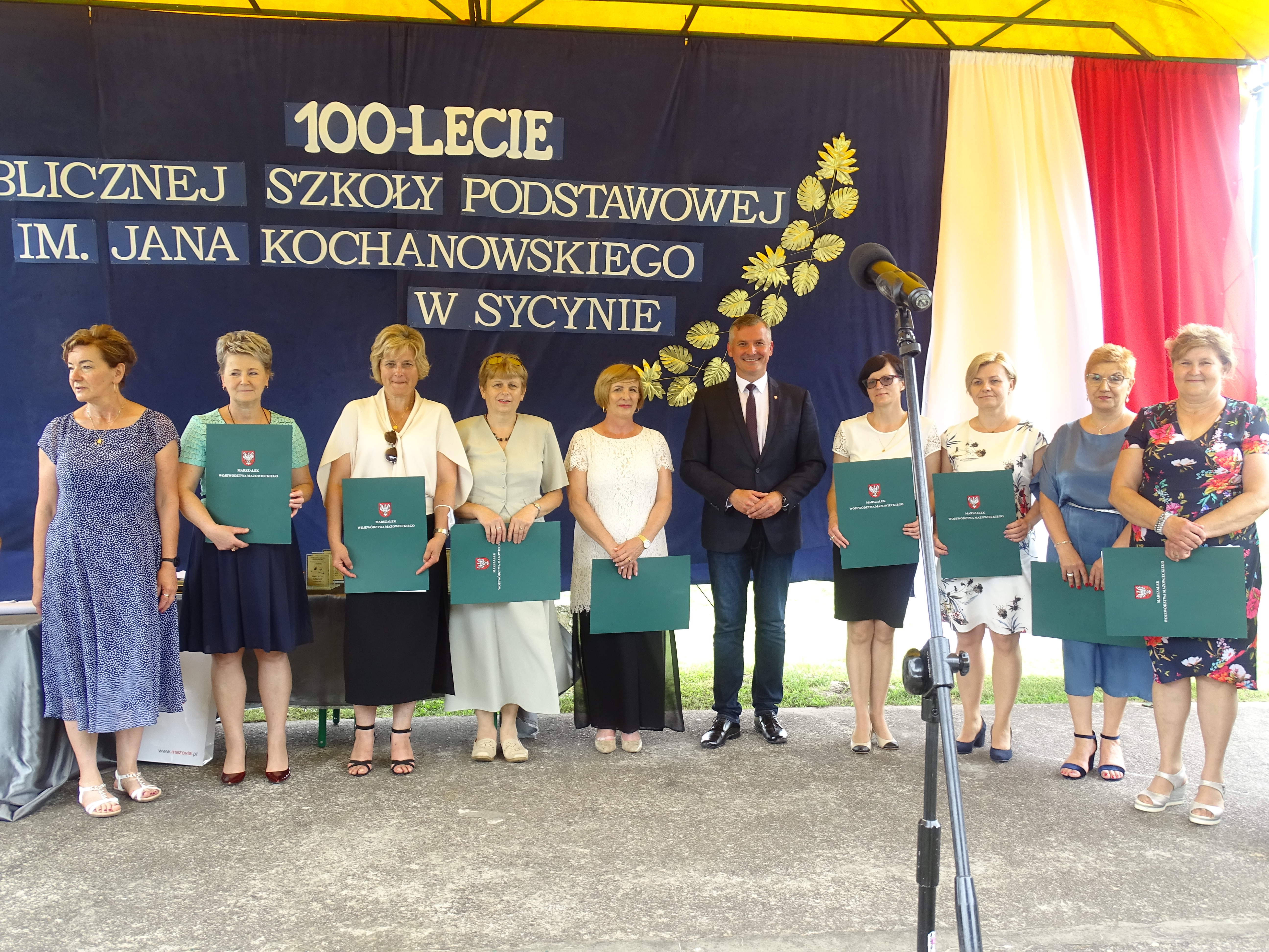Indywidualnymi wyróżnieniami w postaci dyplomów uznania od Marszałka Województwa Mazowieckiego zostali także uhonorowani nauczyciele, którzy w szkole w Sycynie przepracowali co najmniej 20 lat.