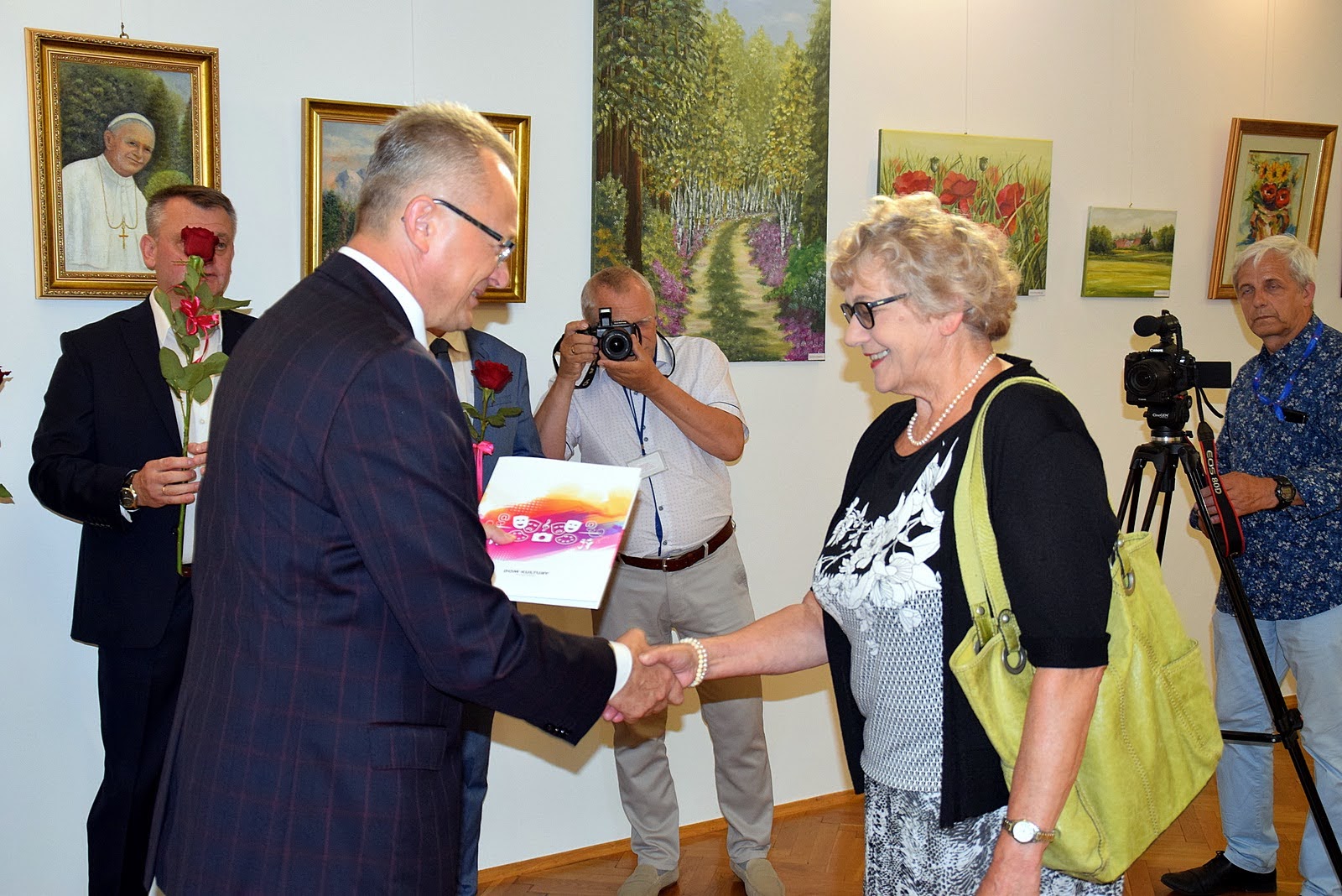 Część oficjalną wydarzenia zakończyło wręczenie artystom pamiątkowych podziękowań przez burmistrza Arkadiusza Sulimę.