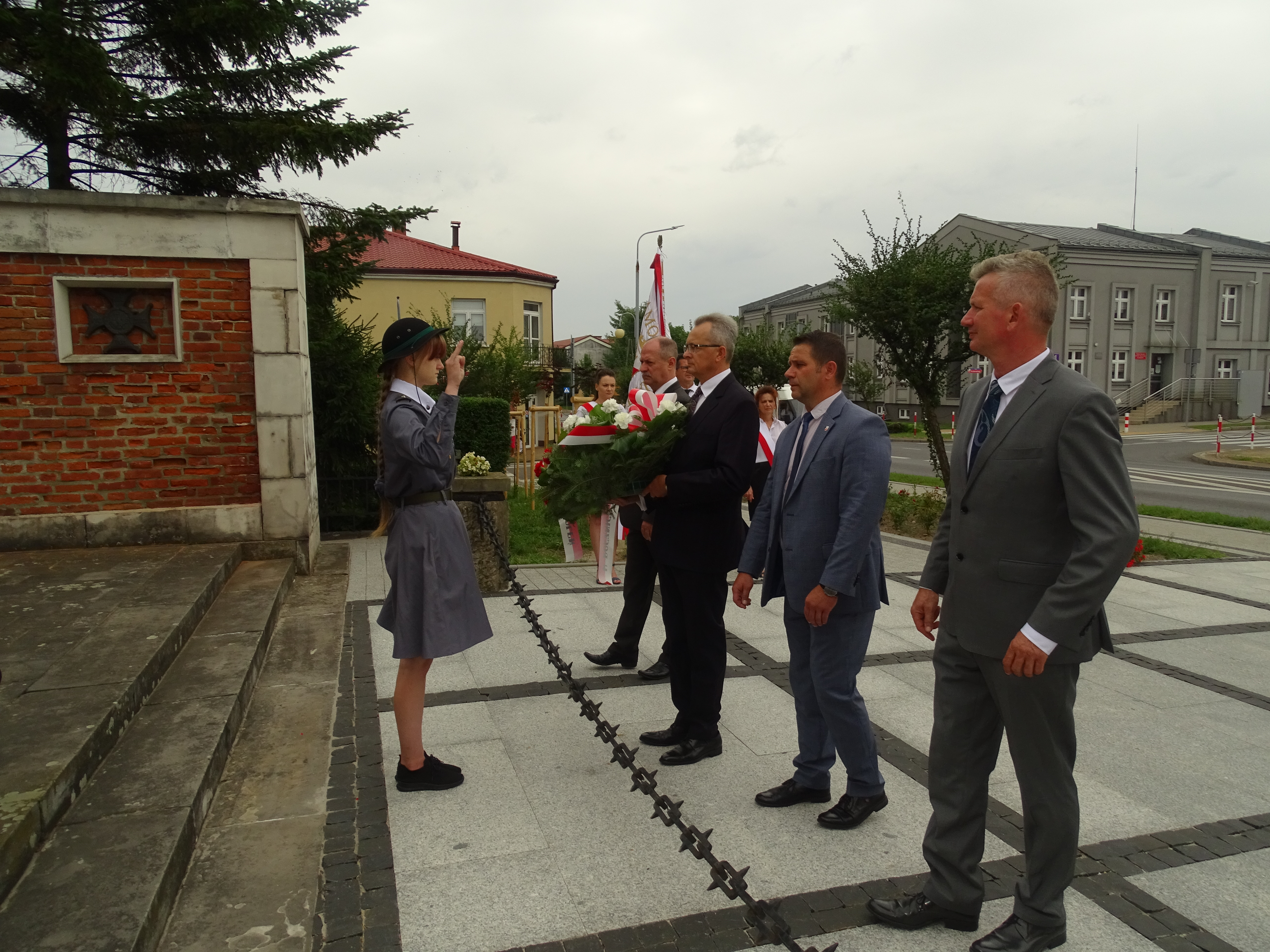 Kwiaty przy pomniku złożyli przedstawiciele Gminy Zwoleń na  czele z Burmistrzem Zwolenia Arkadiuszem Sulimą (drugi od lewej) oraz Przewodniczącym Rady Miejskiej Pawłem Sobieszkiem (pierwszy od lewej).