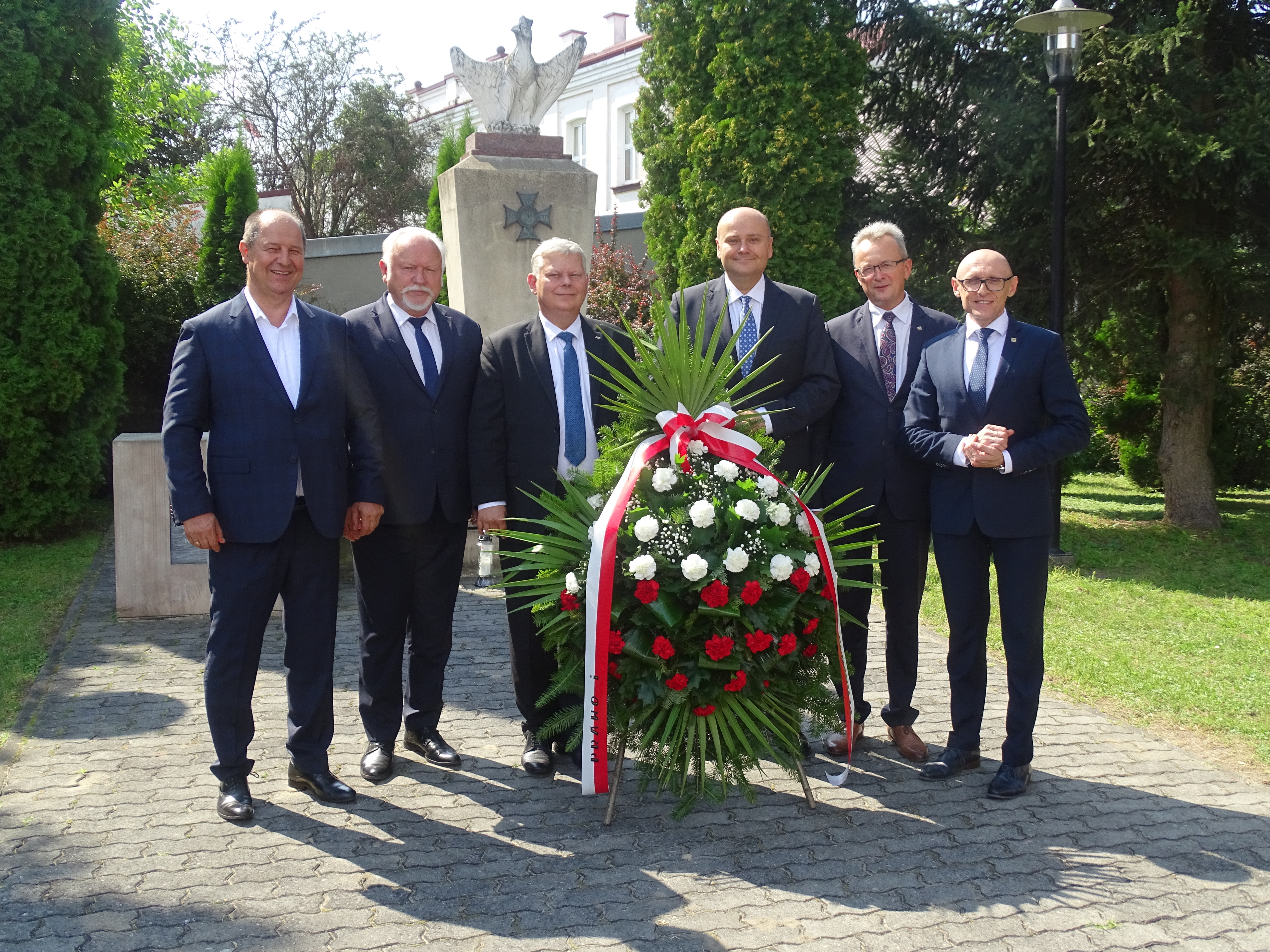 Hołd poległym w obronie Ojczyzny pod zwoleńskim pomnikiem oddali także posłowie na Sejm RP: Andrzej Kosztowniak, Marek Suski i Dariusz Bąk.