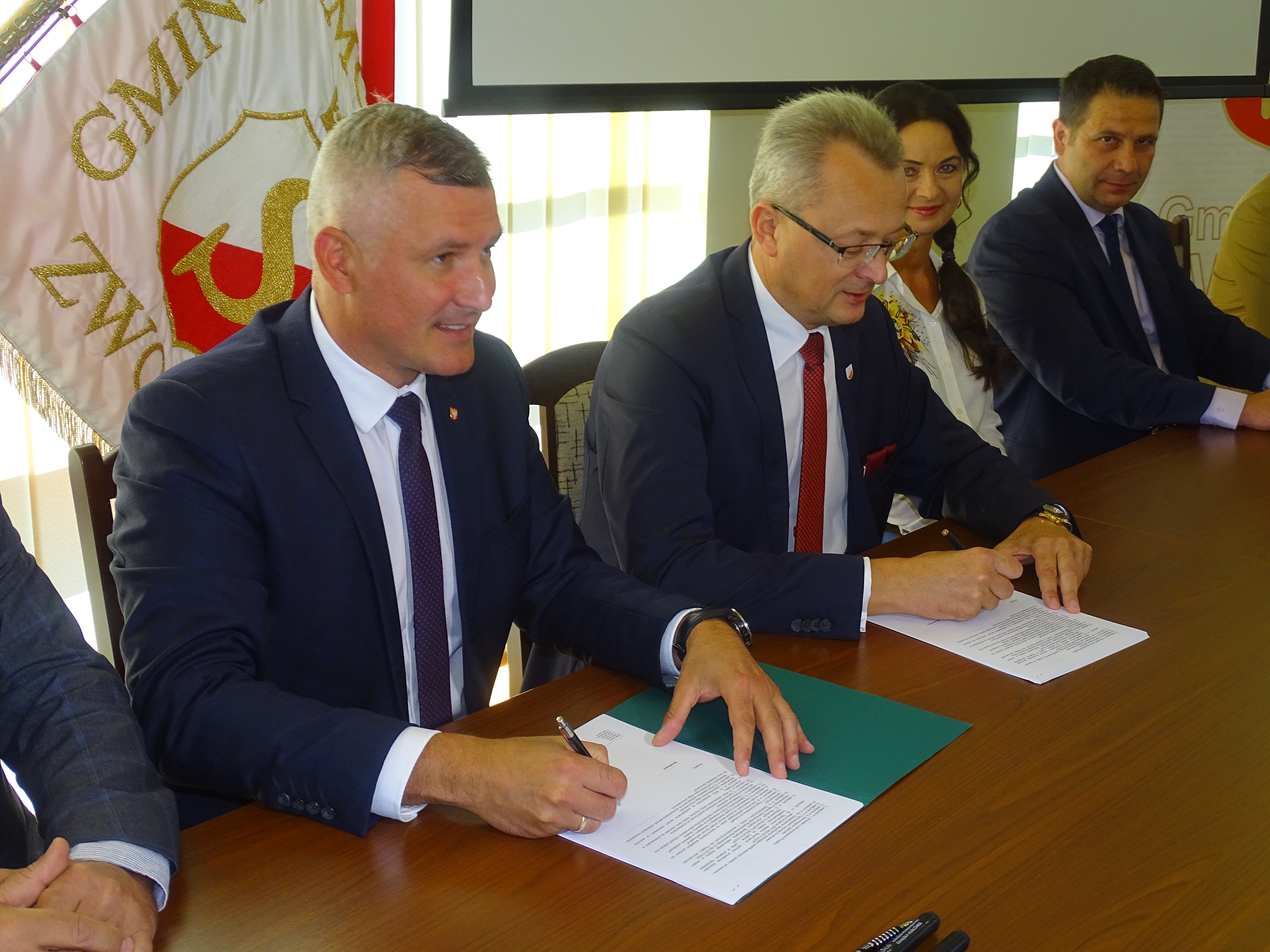 12 sierpnia w Urzędzie Miasta w Zwoleniu została podpisana w tej sprawie umowa, którą sygnowali: wicemarszałek województwa mazowieckiego Rafał Rajkowski oraz burmistrz Zwolenia Arkadiusz Sulima.