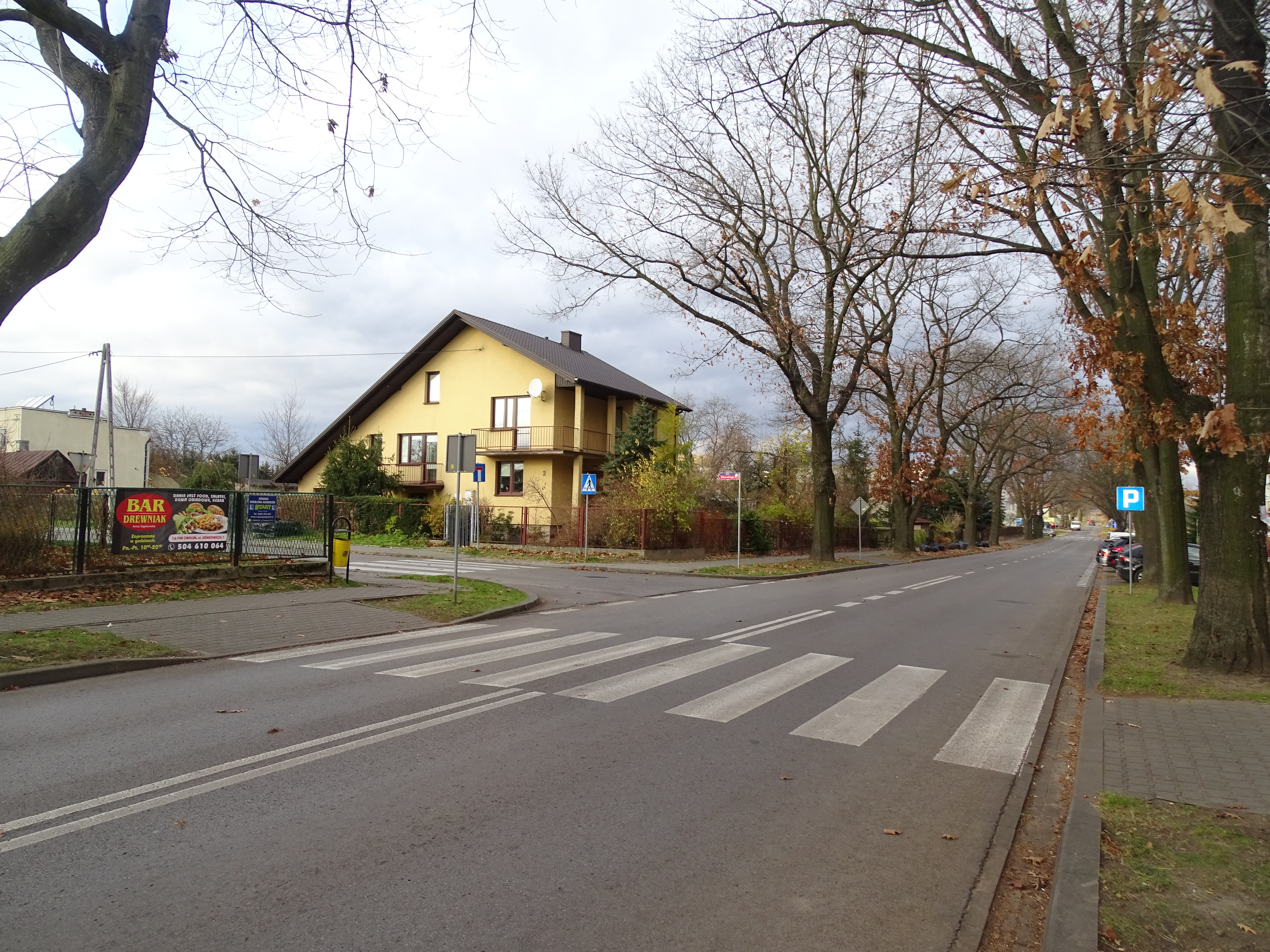 Przy ulicy 11 Listopada i ulicy Generała Sikorskiego w Zwoleniu powstanie bezpieczne przejście. (Na zdjęciu ówczesny widok ulicy i przejścia dla pieszych)
