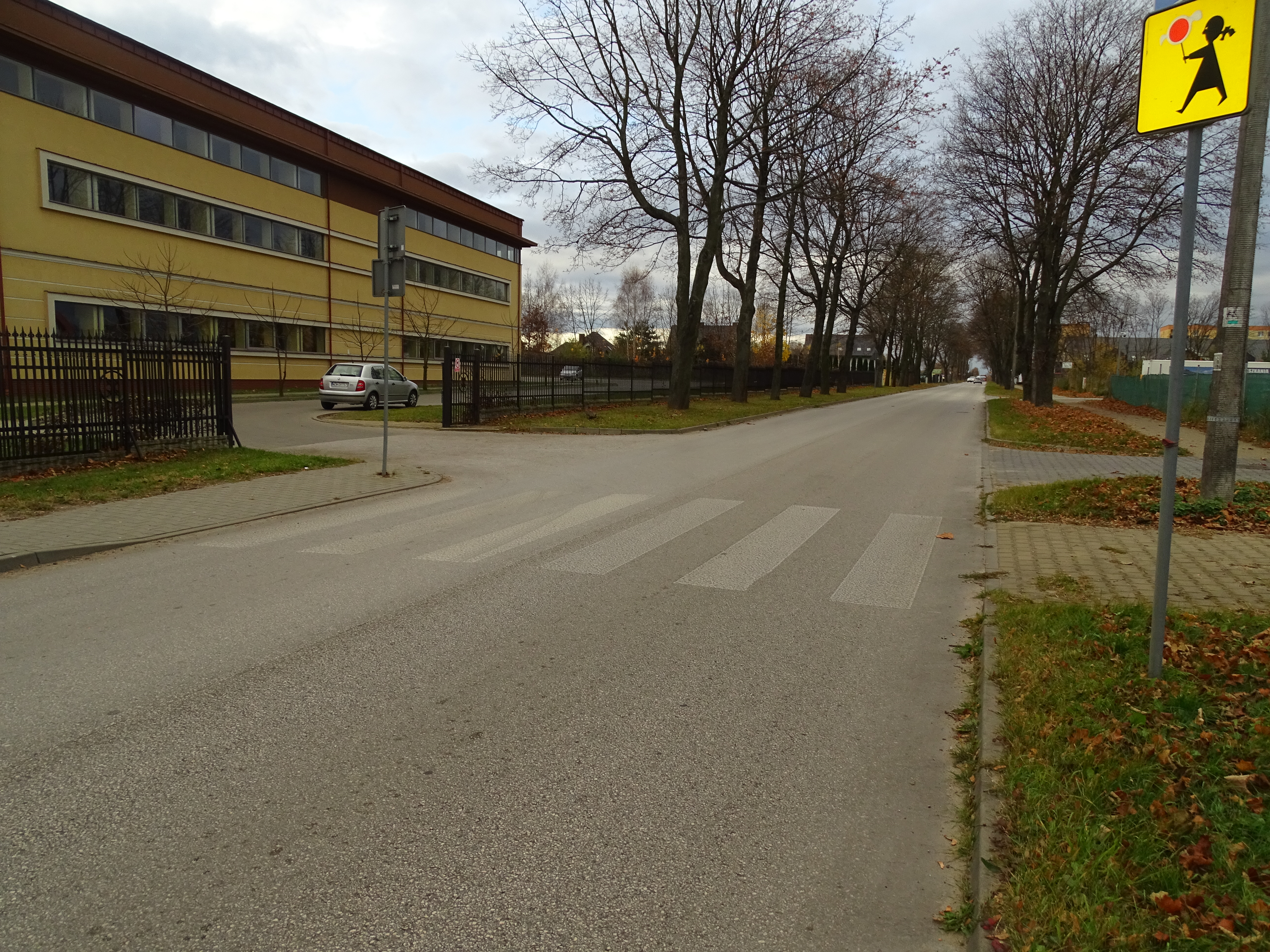 Przy ulicy Sienkiewicza w Zwoleniu powstanie bezpieczne przejście. Na zdjęciu obecny widok ulicy, w tle sala gimnastyczna.