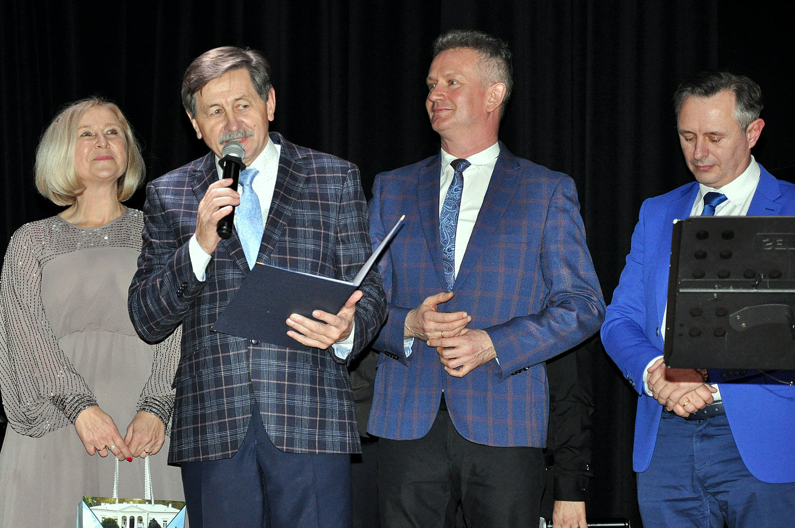 W imieniu samorządu powiatu zwoleńskiego chórowi podziękowali wicestarosta Waldemar Urbański oraz sekretarz powiatu Edyta Sulima.