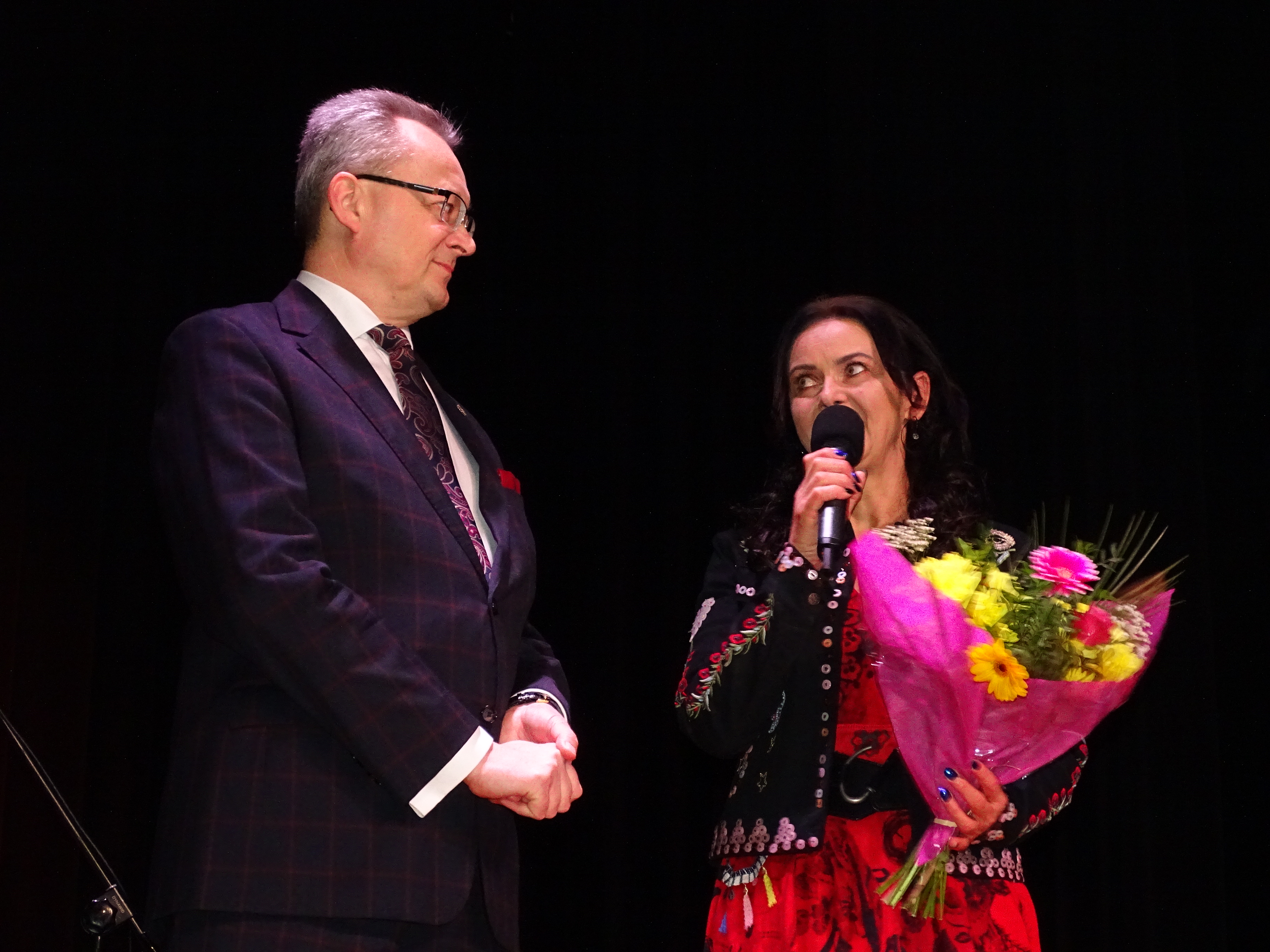 Burmistrz Arkadiusz Sulima na scenę dyrektor Domu Kultury w Zwoleniu Annie Wieczerzyńskiej wręczył symboliczny bukiet kwiatów. 