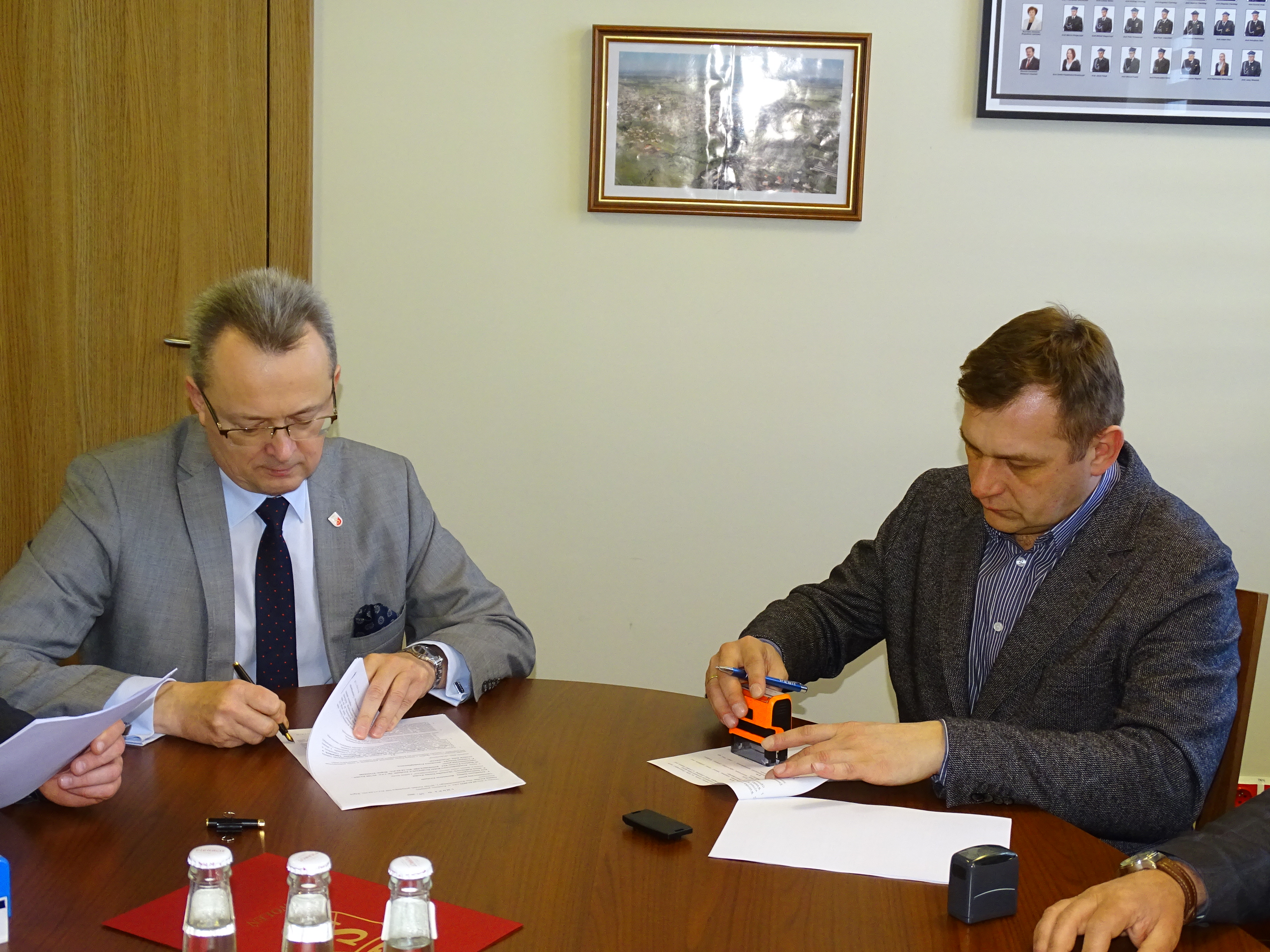 Umowę podpisują burmistrz Arkadiusz Sulima i dyrektor Tomasz Stolarek.