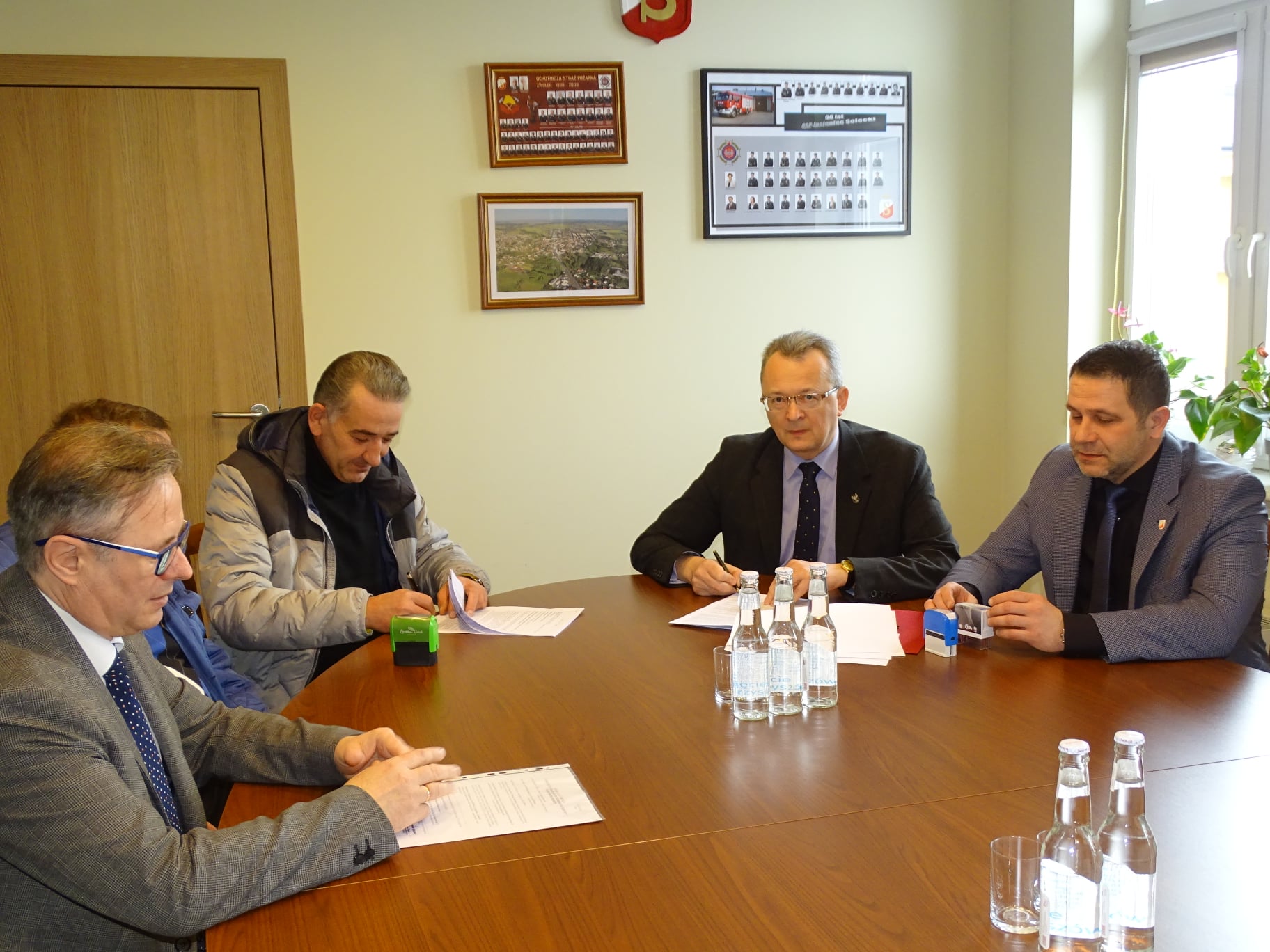 Wykonawcy inwestycji oraz samorządowcy gminy podczas podpisania umowy na przebudowę ul. Kopernika. 