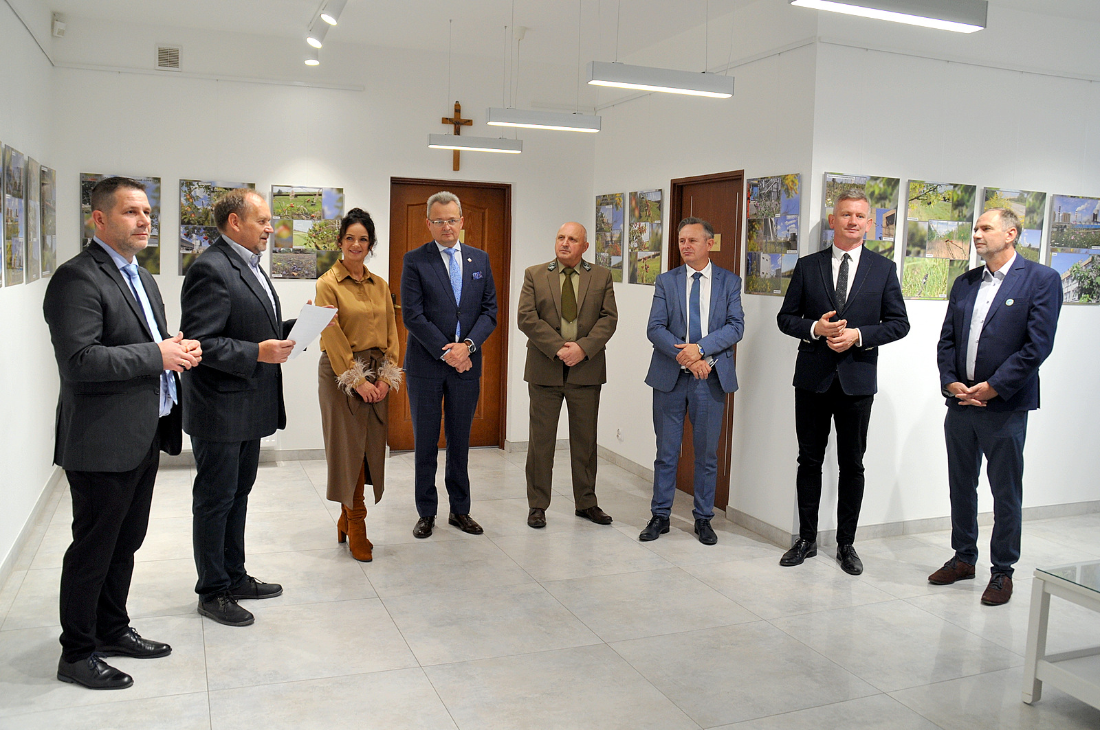 Oficjalnego otwarcia wystawy dokonał burmistrz Zwolenia Arkadiusz Sulima. Na zdjęciu stoi 8 osób - 7 mężczyzn i jedna kobieta.