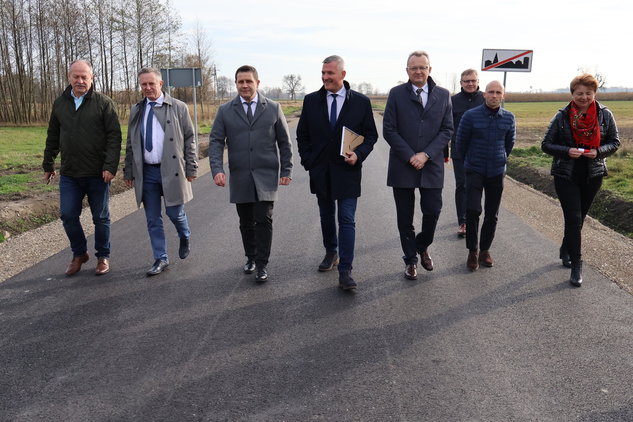 Po przebudowanej drodze w Mieczysławowie spaceruje 7 osób.