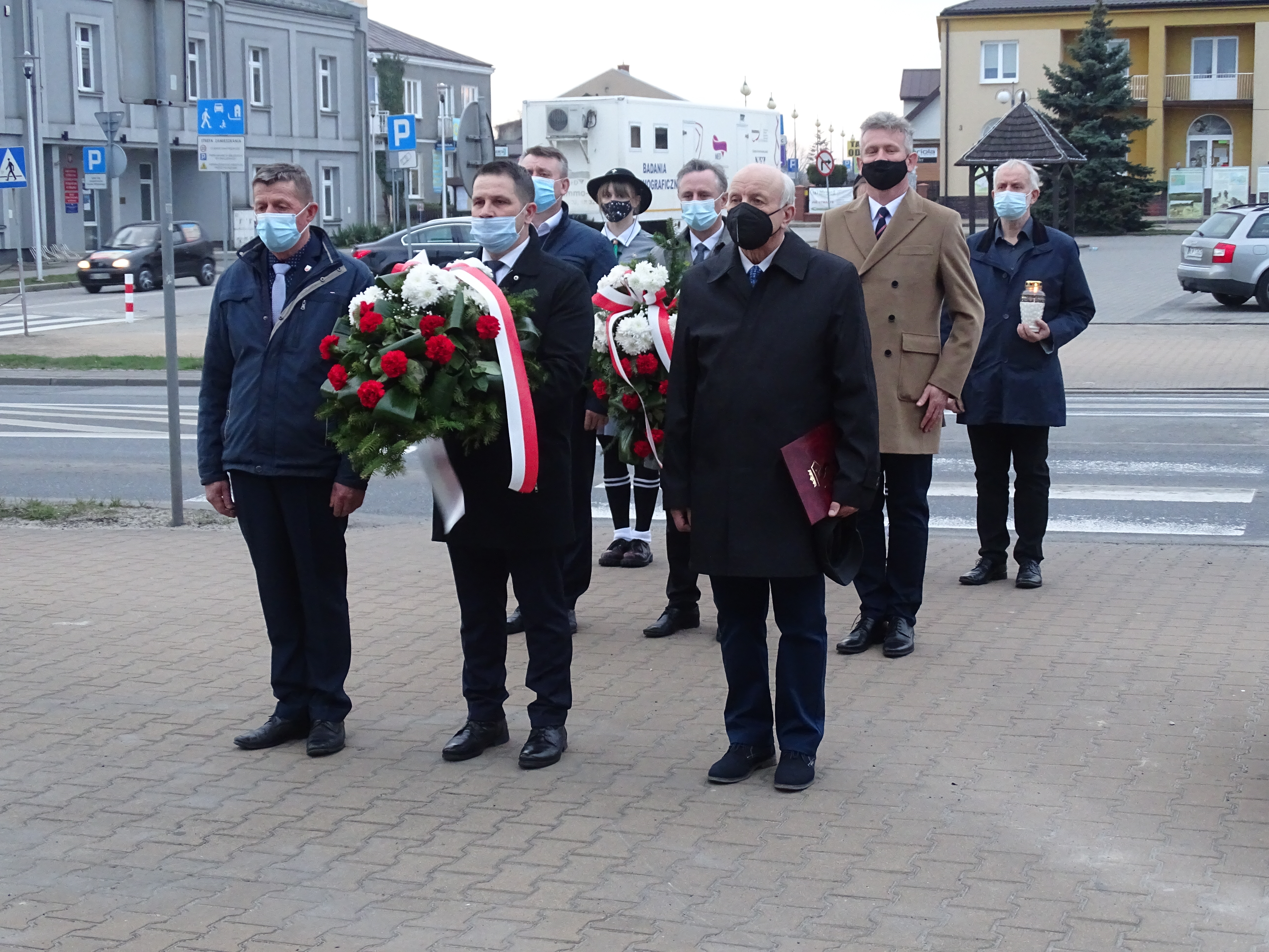 Kwiaty złożyli przedstawiciele Gminy Zwoleń na czele z z-cą burmistrza Grzegorzem Molendowskim.