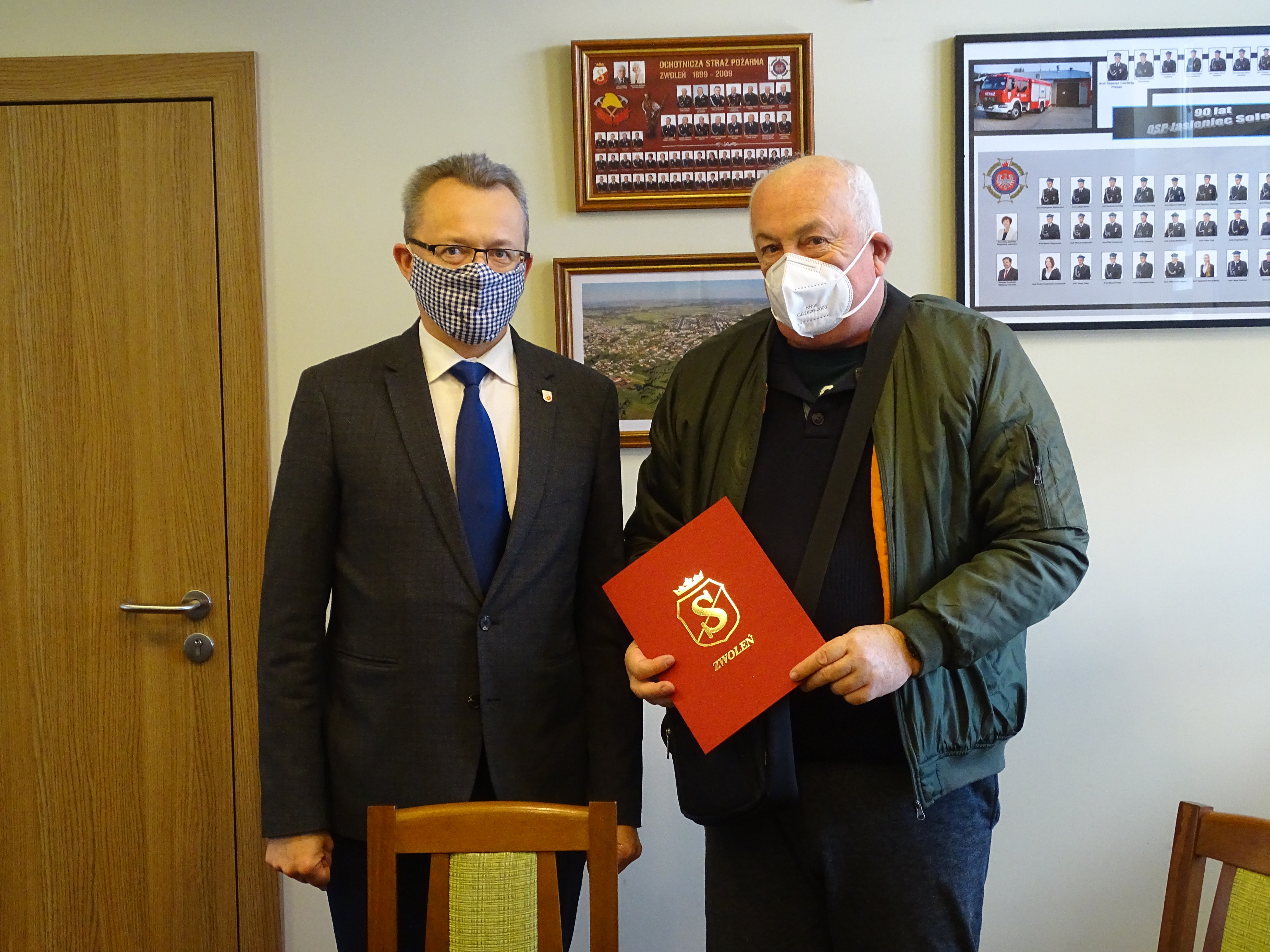 Umowę parafowali: Andrzej Koczoń oraz burmistrz Zwolenia Arkadiusz Sulima. 
