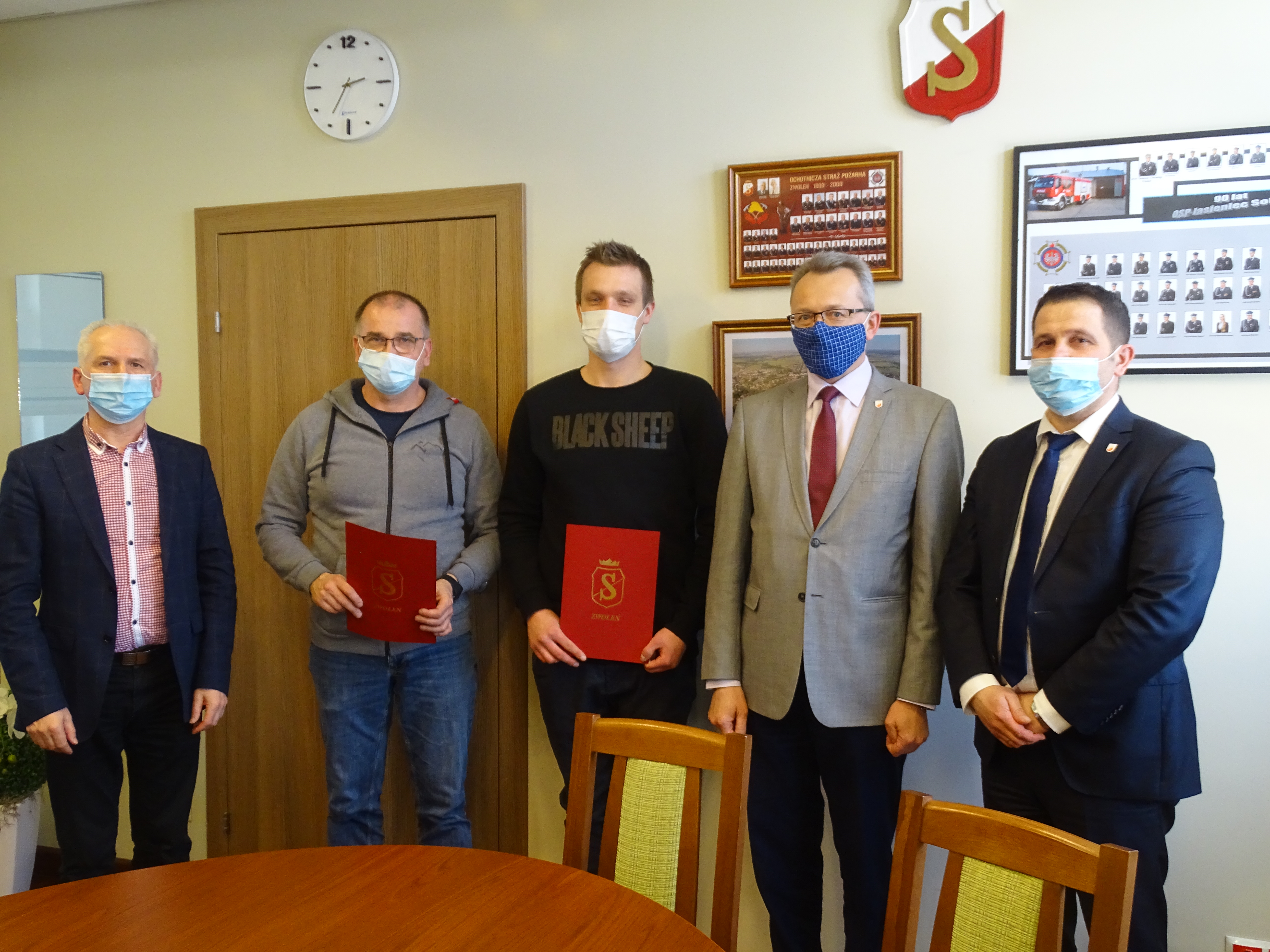 19 kwietnia zostały podpisane umowy z wykonawcami zadania. Ze strony Urzędu Miejskiego dokumenty parafował burmistrz Zwolenia Arkadiusz Sulima, ze strony wykonawców: Grzegorz Świątek i Jarosław Stankiewicz.