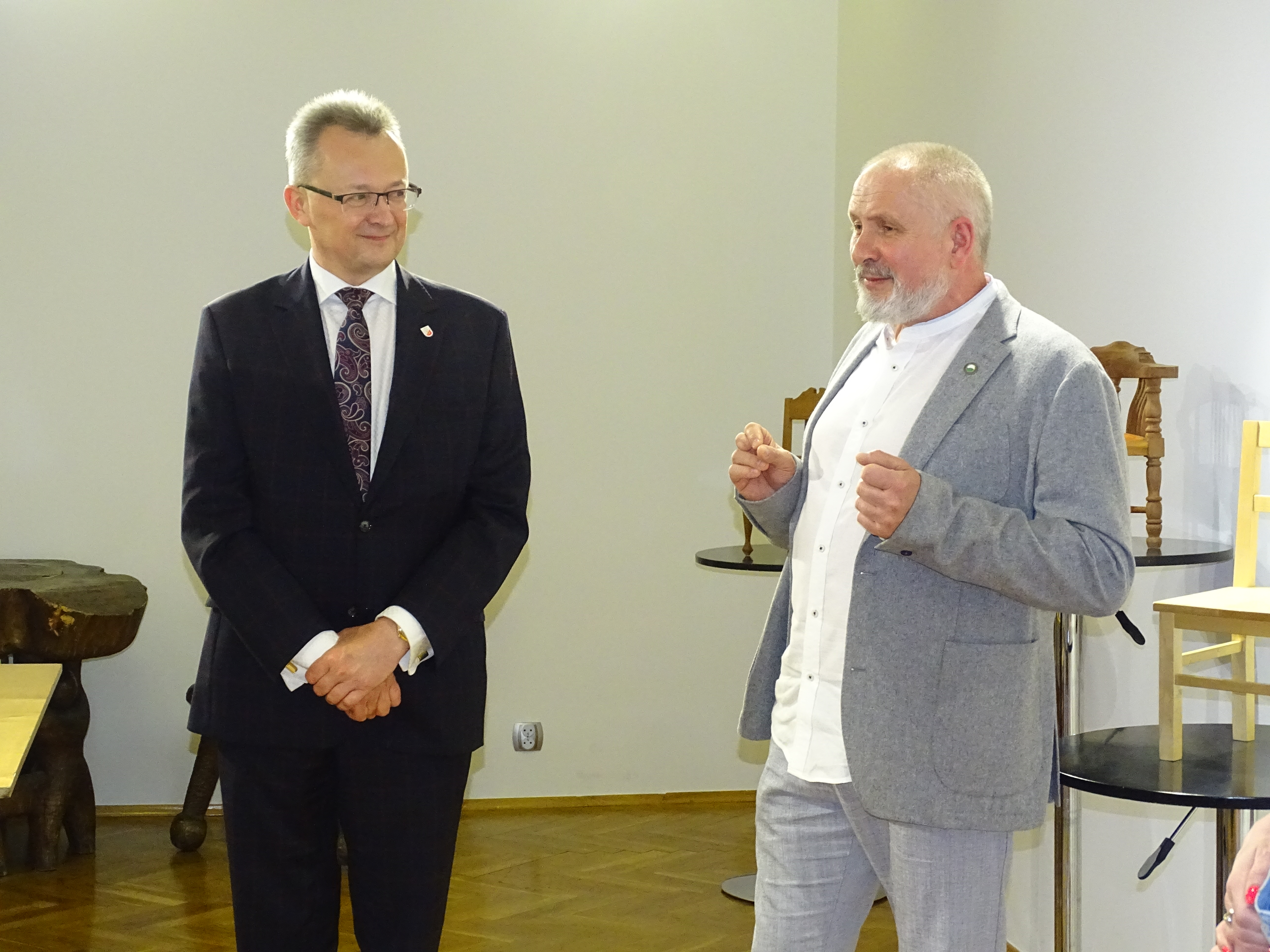 Dyrektor szkoły Mirosław Dziedzicki ze szczegółami opowiedział o procesie tworzenia eksponatów i ich twórcach. 