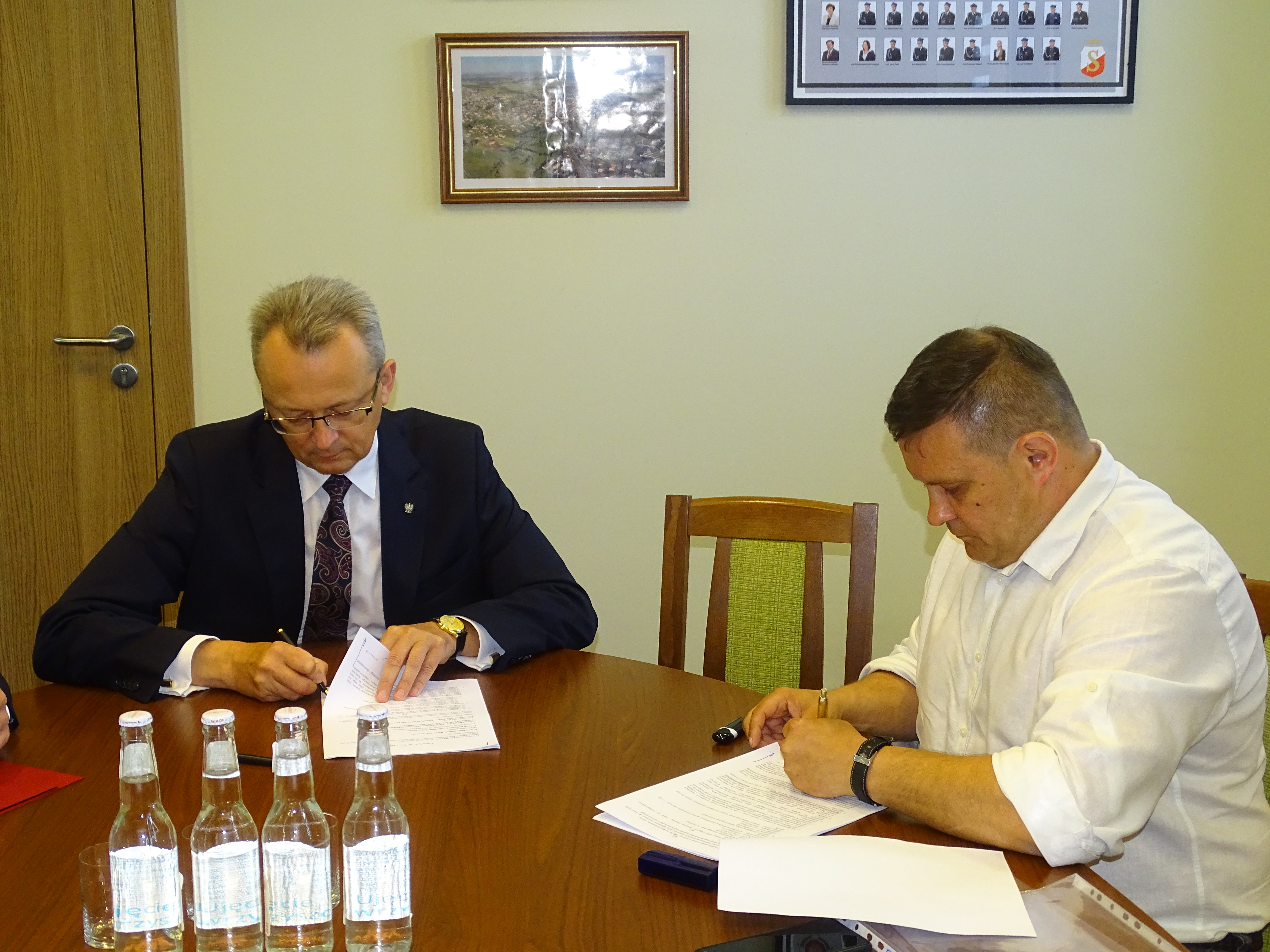 Od lewej burmistrz Zwolenia Arkadiusz Sulima i wykonawca przebudowy dróg Adam Gierada