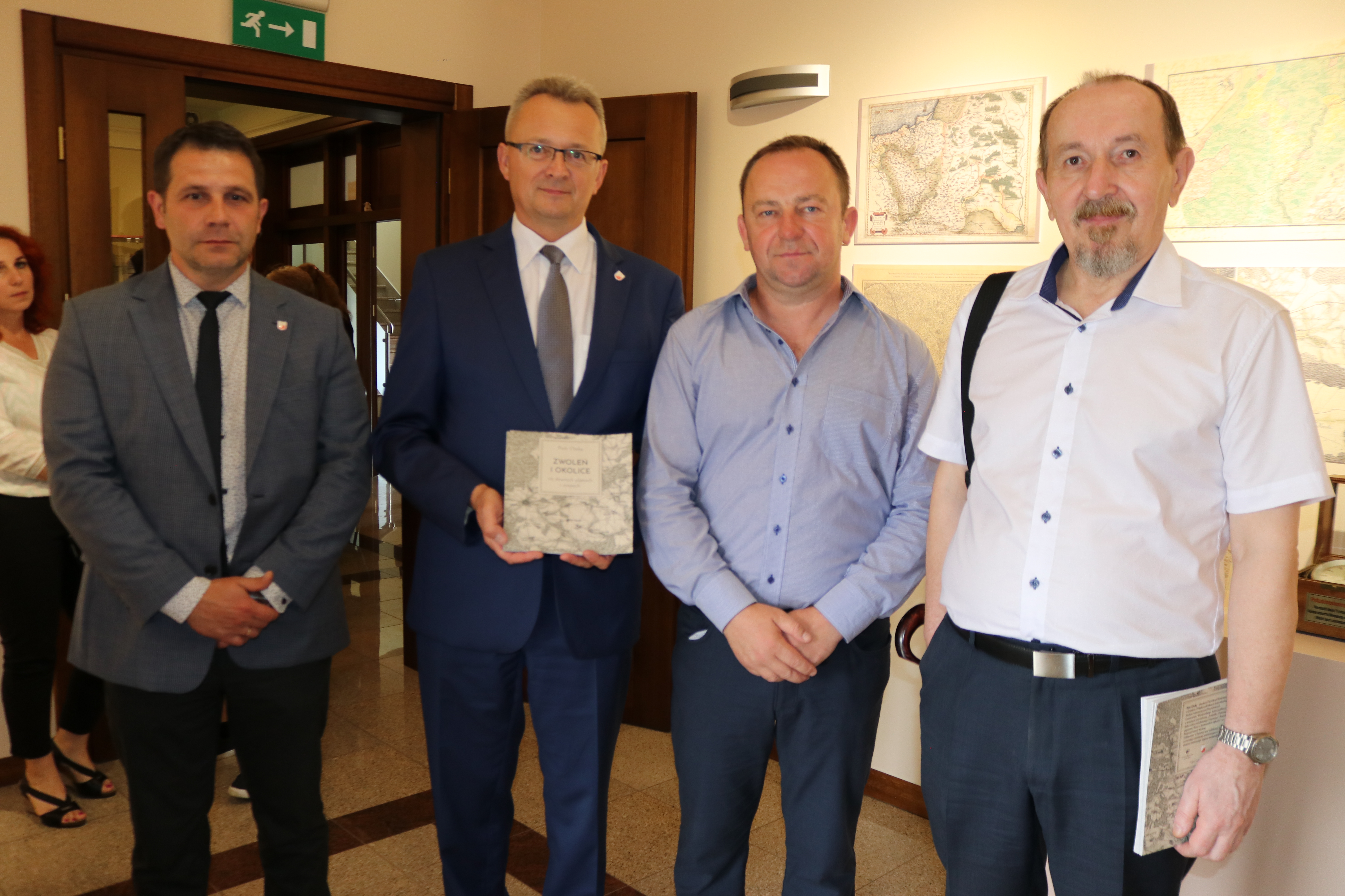 Po prelekcji przyszedł czas na zwiedzanie wystawy „Zwoleń i okolice na dawnych planach i mapach”. 