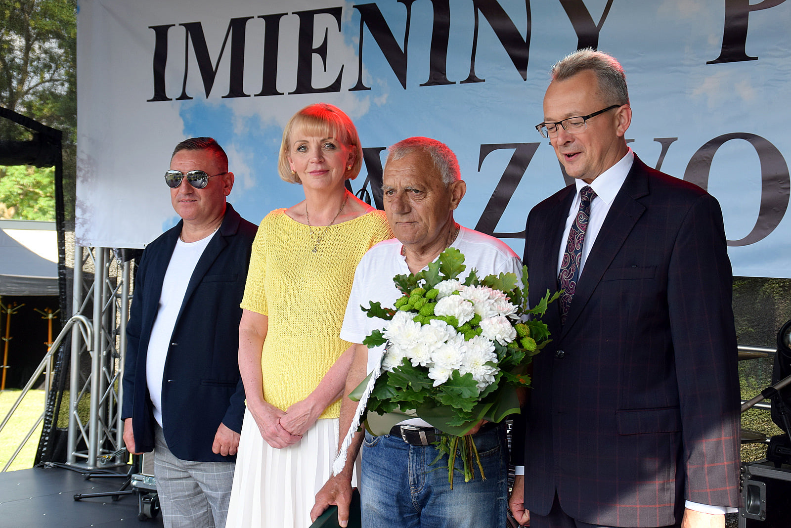 Kwiaty oraz grawerton Hieronimowi Hyzińskiemu wręczyli: poseł na sejm RP Anna Kwiecień, burmistrz Zwolenia Arkadiusz Sulima oraz prezes Zwolenianki Paweł Pilecki.