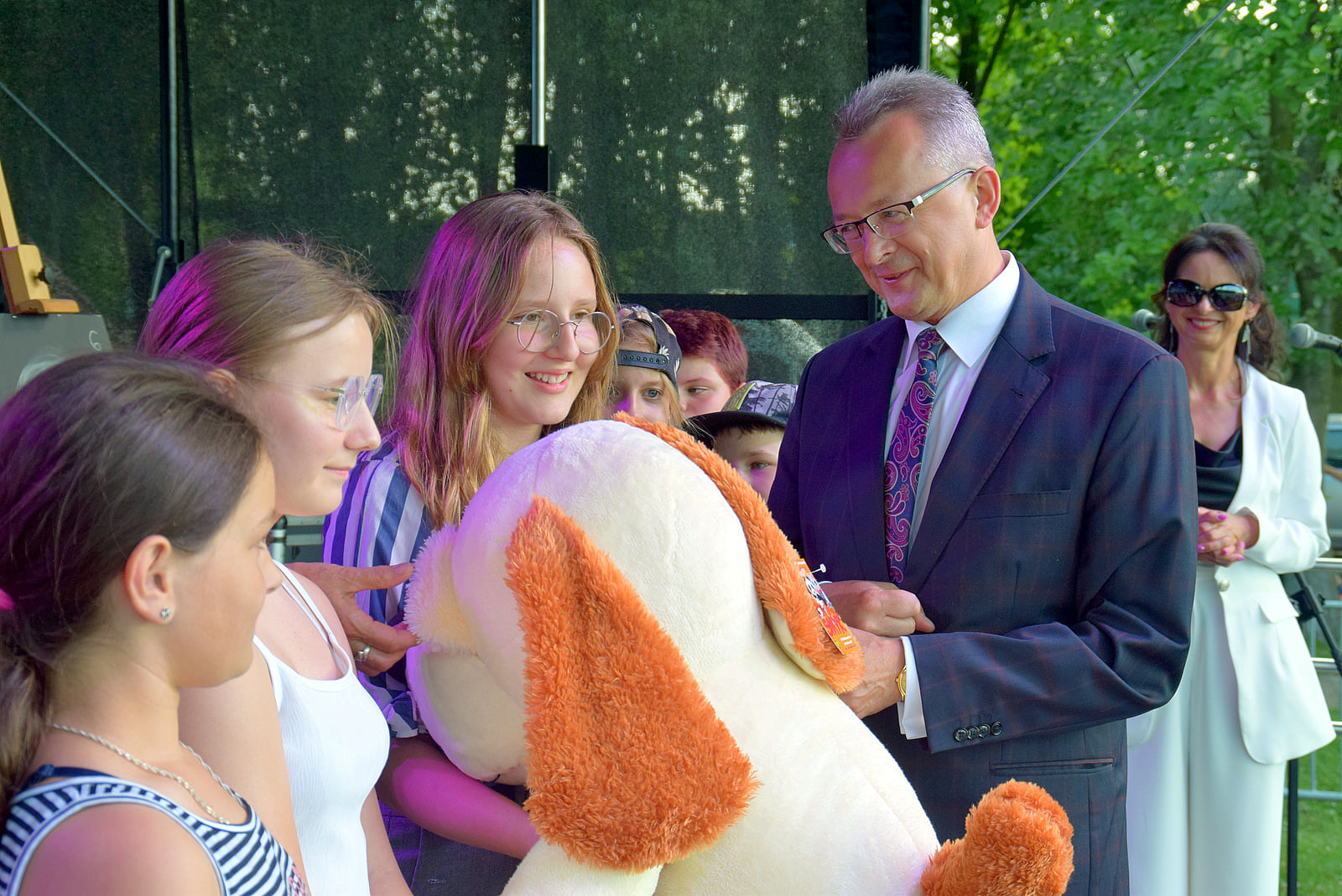 Burmistrz Zwolenia Arkadiusz Sulima wręczył nagrodę główną zwyciężczyni konkursu plastycznego polegającego na narysowaniu kredą postaci Jana Kochanowskiego. 
