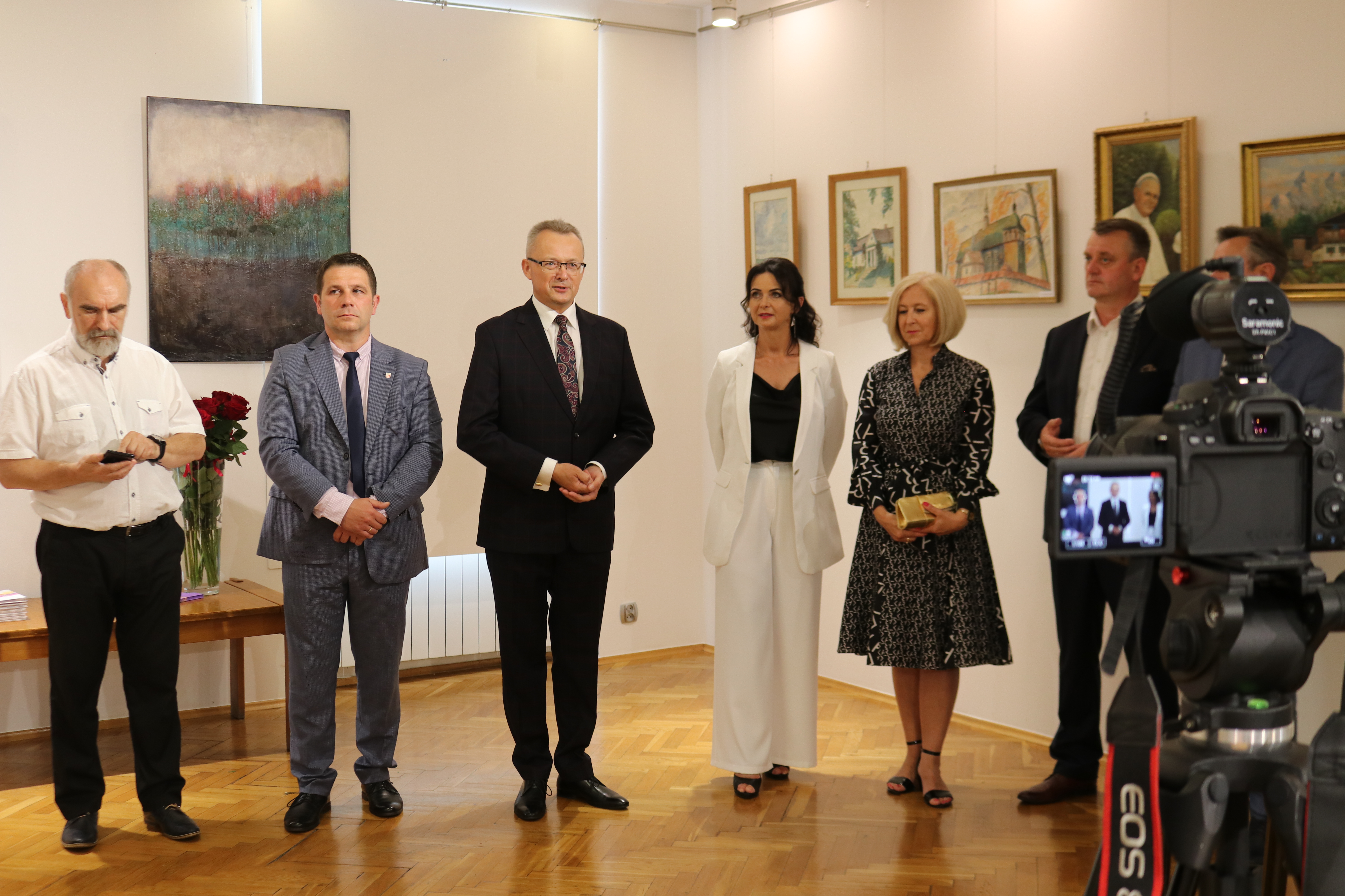 Oficjalnego otwarcia wystawy malarstwa i rysunku Stowarzyszenia Twórców Ziemi Zwoleńskiej w Galerii Przestrzeni Twórczej oraz Fotografii i Plastyki w Domu Kultury w Zwoleniu dokonał burmistrz Zwolenia Arkadiusz Sulima (trzeci od lewej)