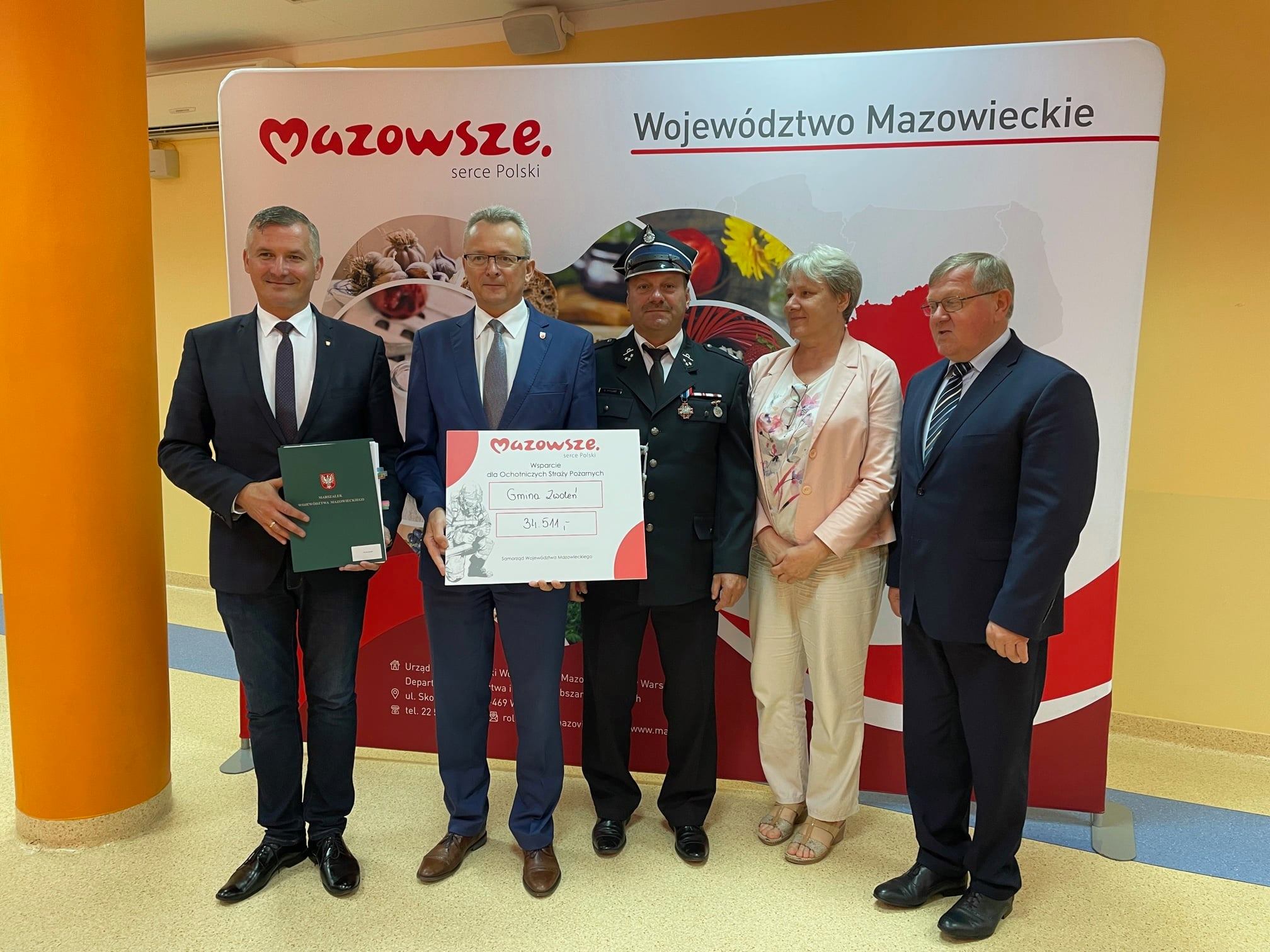 Podpisane umowy burmistrzowi Zwolenia Arkadiuszowi Sulimie przekazał wicemarszałek Rafał Rajkowski.