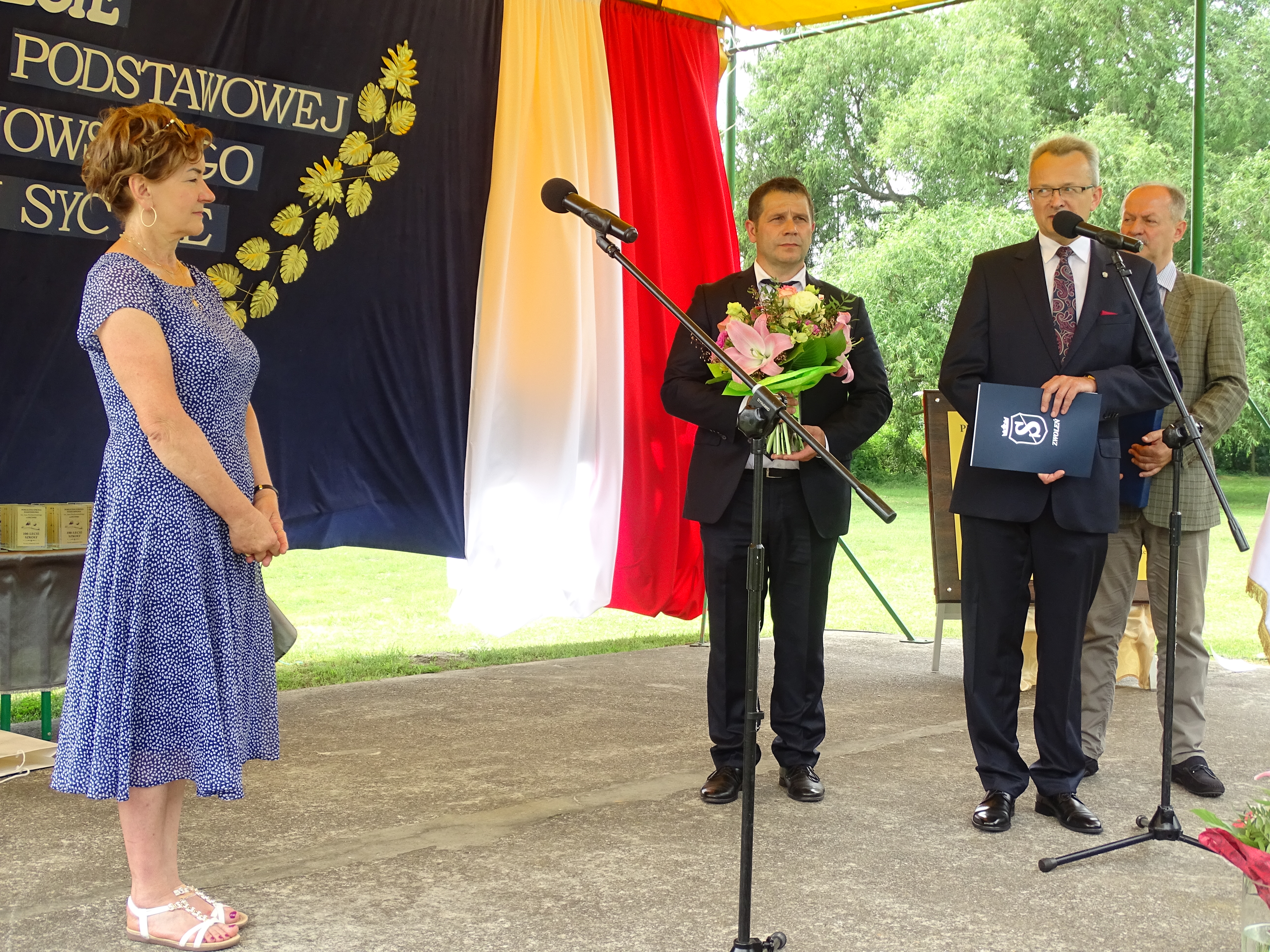 Burmistrz Zwolenia Arkadiusz Sulima, z-ca burmistrza Grzegorz Molendowski oraz Przewodniczący Rady Miejskiej Paweł Sobieszek wręczyli dyrektor placówki pamiątkowy grawerton.