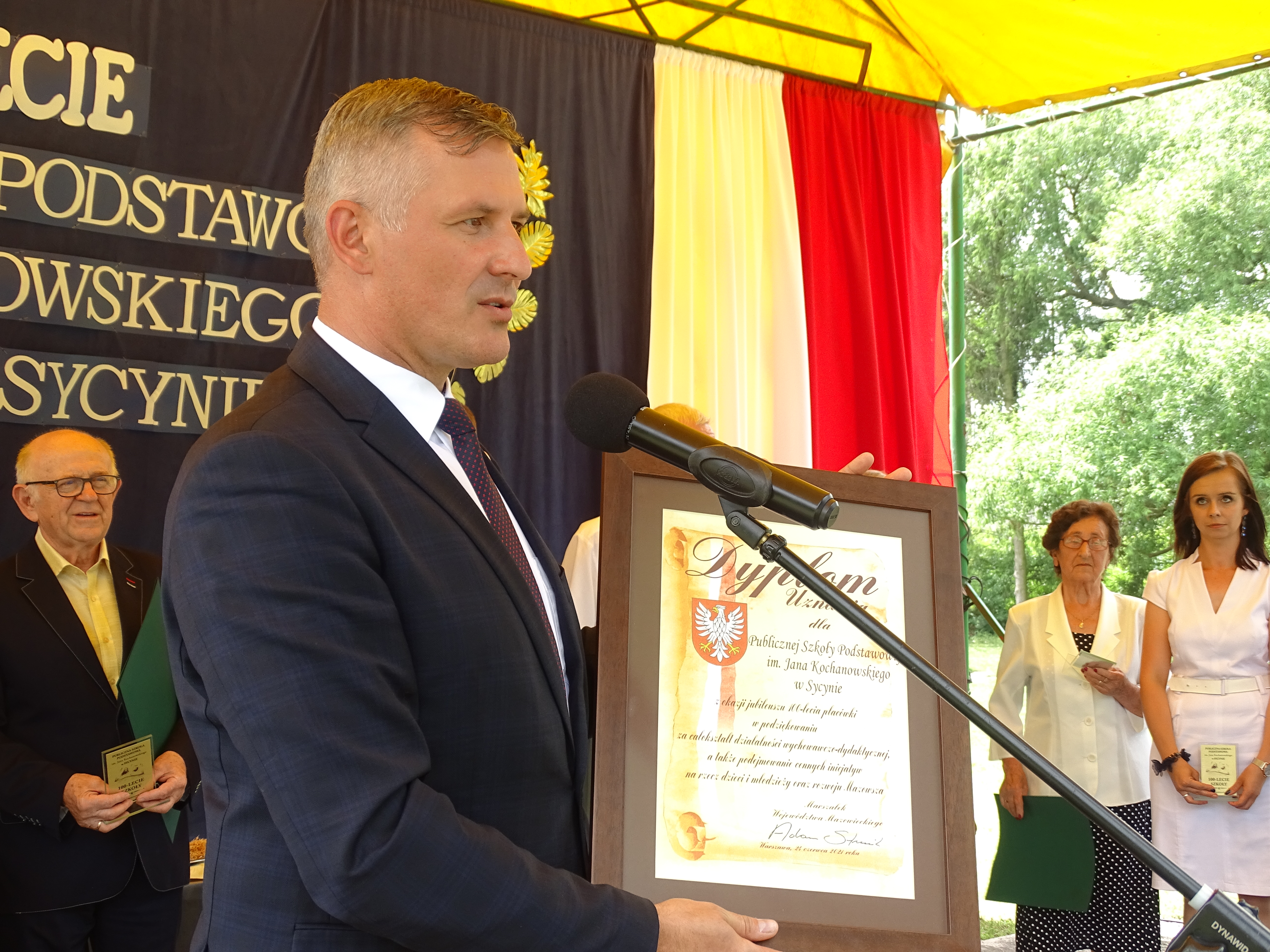 Marszałek Województwa Mazowieckiego Adam Struzik nagrodził szkołę dyplomem uznania, który na ręce dyrektor Grażyny Krześniak-Pakalińskiej przekazał wicemarszałek Rafał Rajkowski.