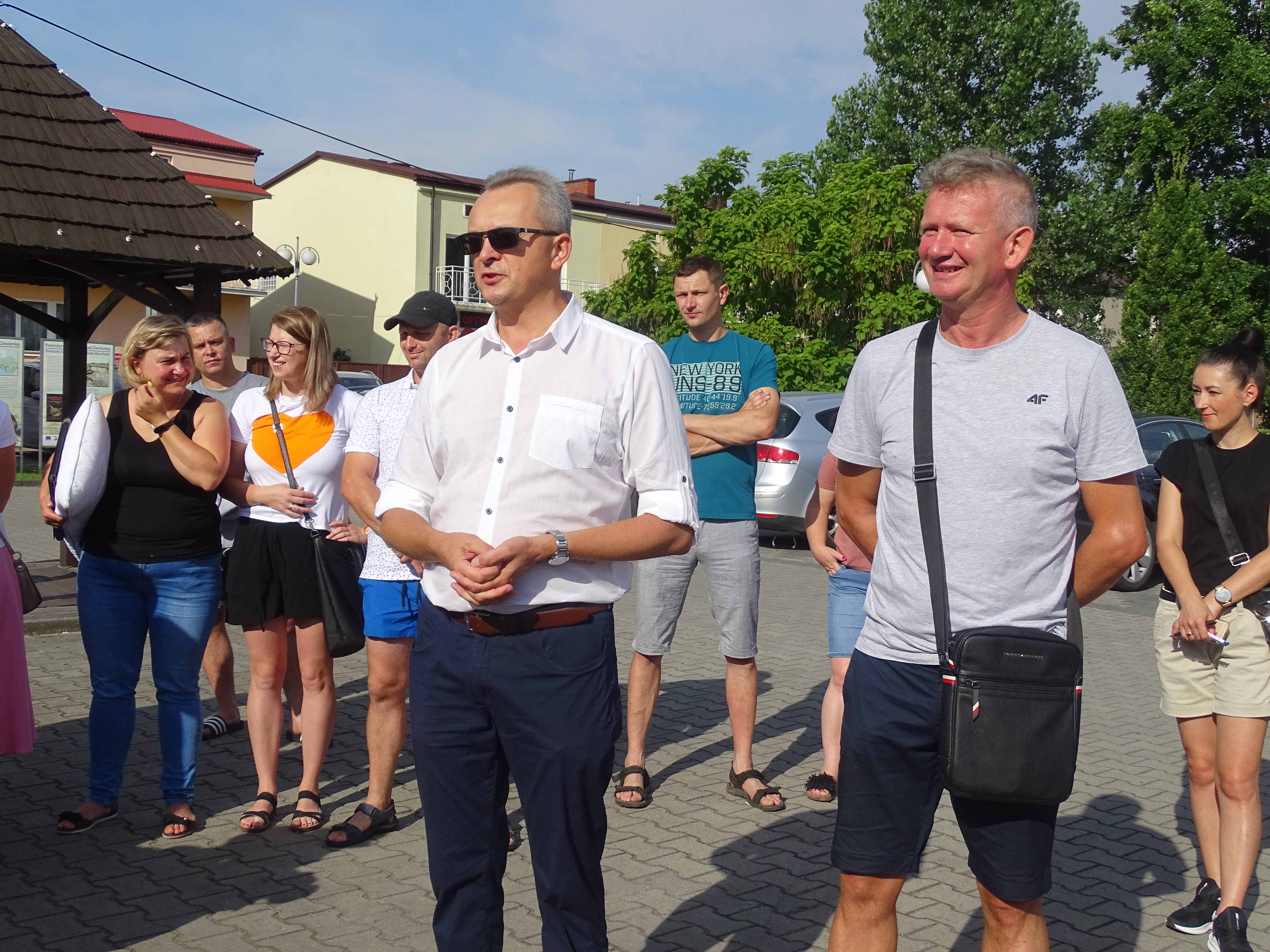 Dzieciom i młodzieży wspaniałego a zarazem bezpiecznego wypoczynku życzyli: burmistrz Zwolenia Arkadiusz Sulima oraz sekretarz gminy Zwoleń Mirosław Chołuj.