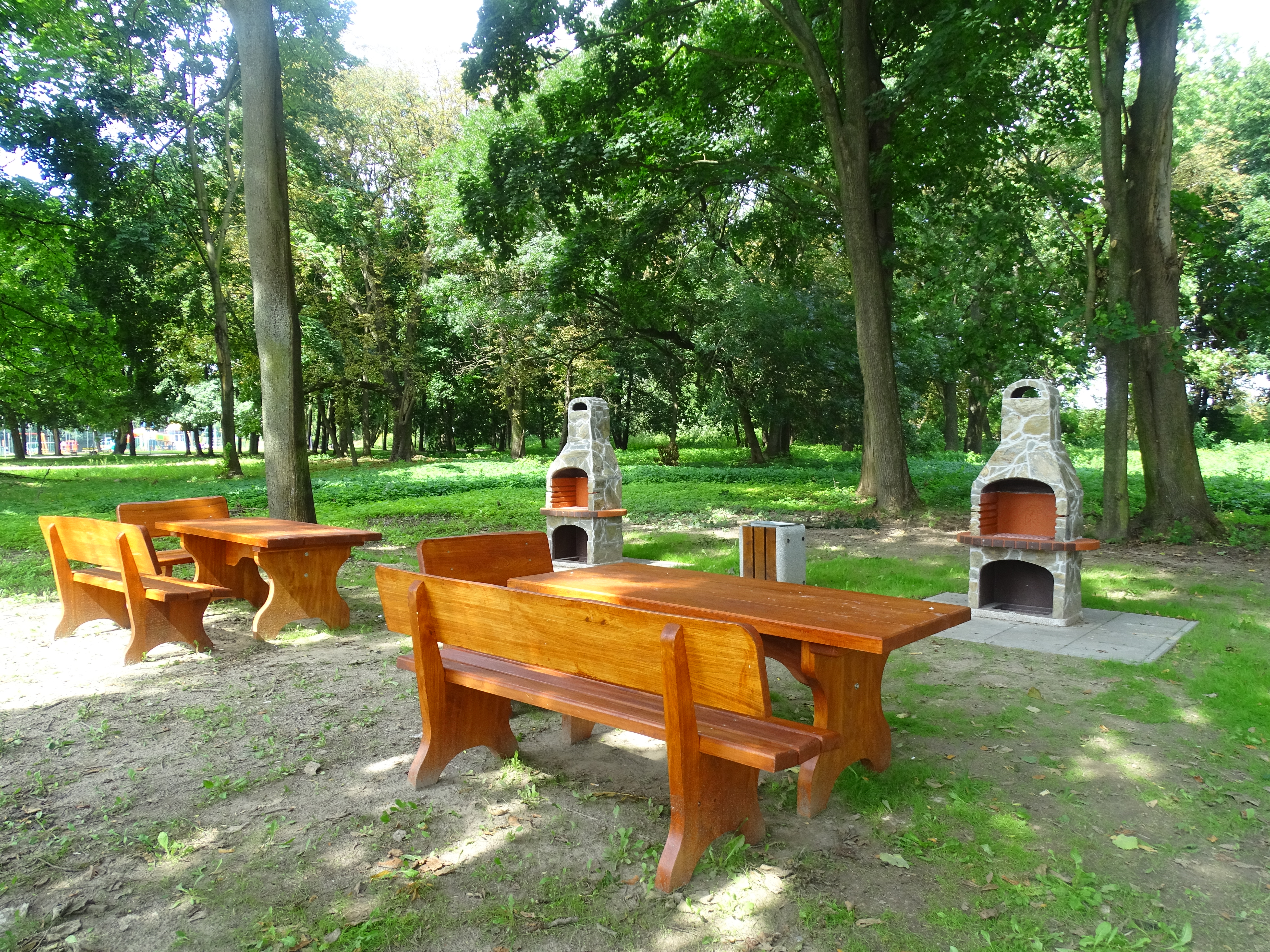 Nieopodal altany znajdują się dwa kamienne grille i stoły z ławami.