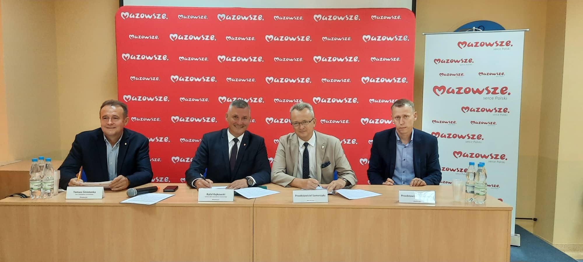 Dokument parafowali: ze strony województwa wicemarszałek Rafał Rajkowski (drugi od prawej), zaś ze strony samorządu gminy Zwoleń burmistrz Arkadiusz Sulima (drugi od prawej).