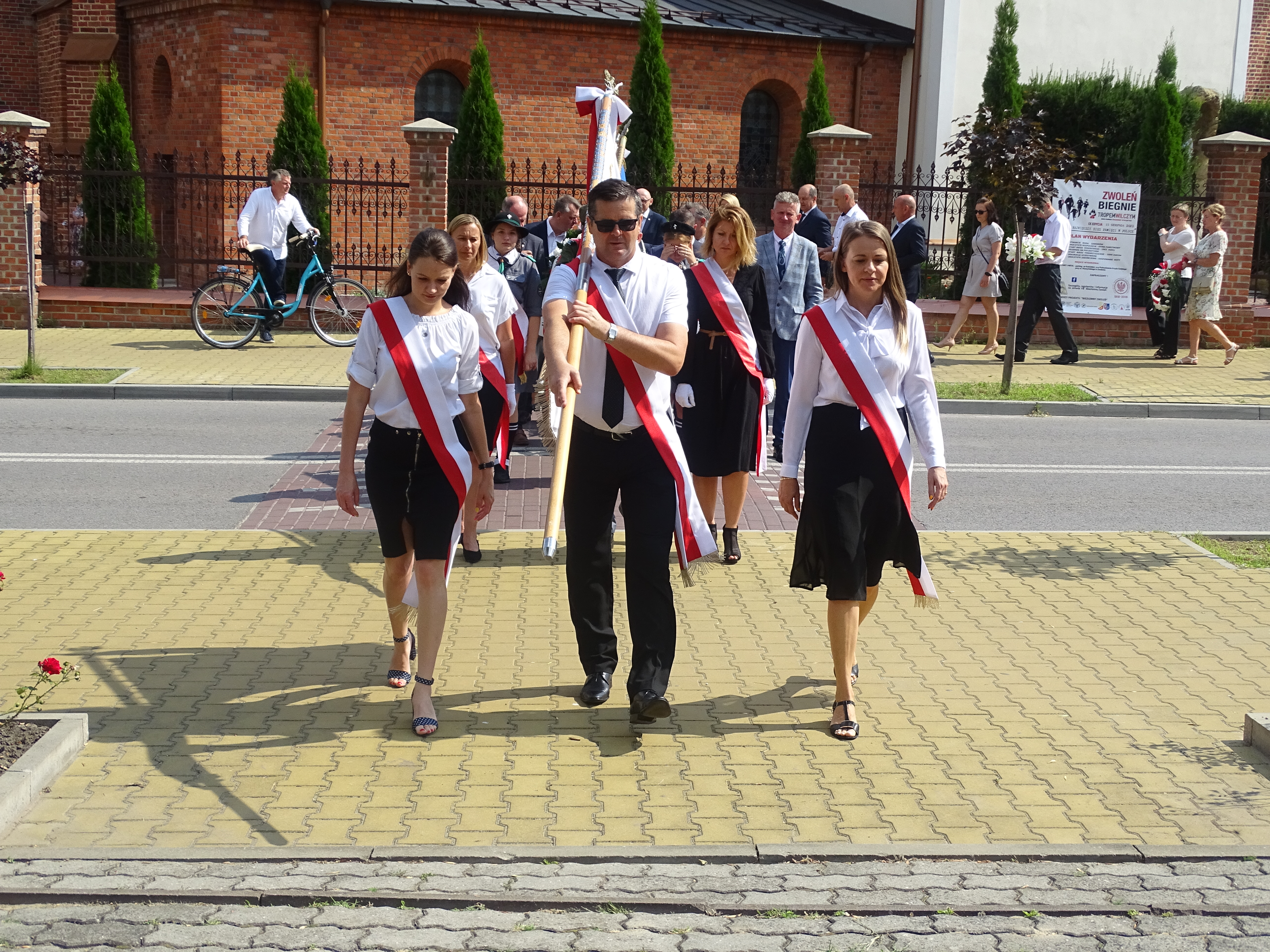 Po mszy świętej zebrani prowadzeni przez poczet sztandarowy Urzędu Miejskiego w Zwoleniu przemaszerowali pod Pomnik Nieznanego Żołnierza.
