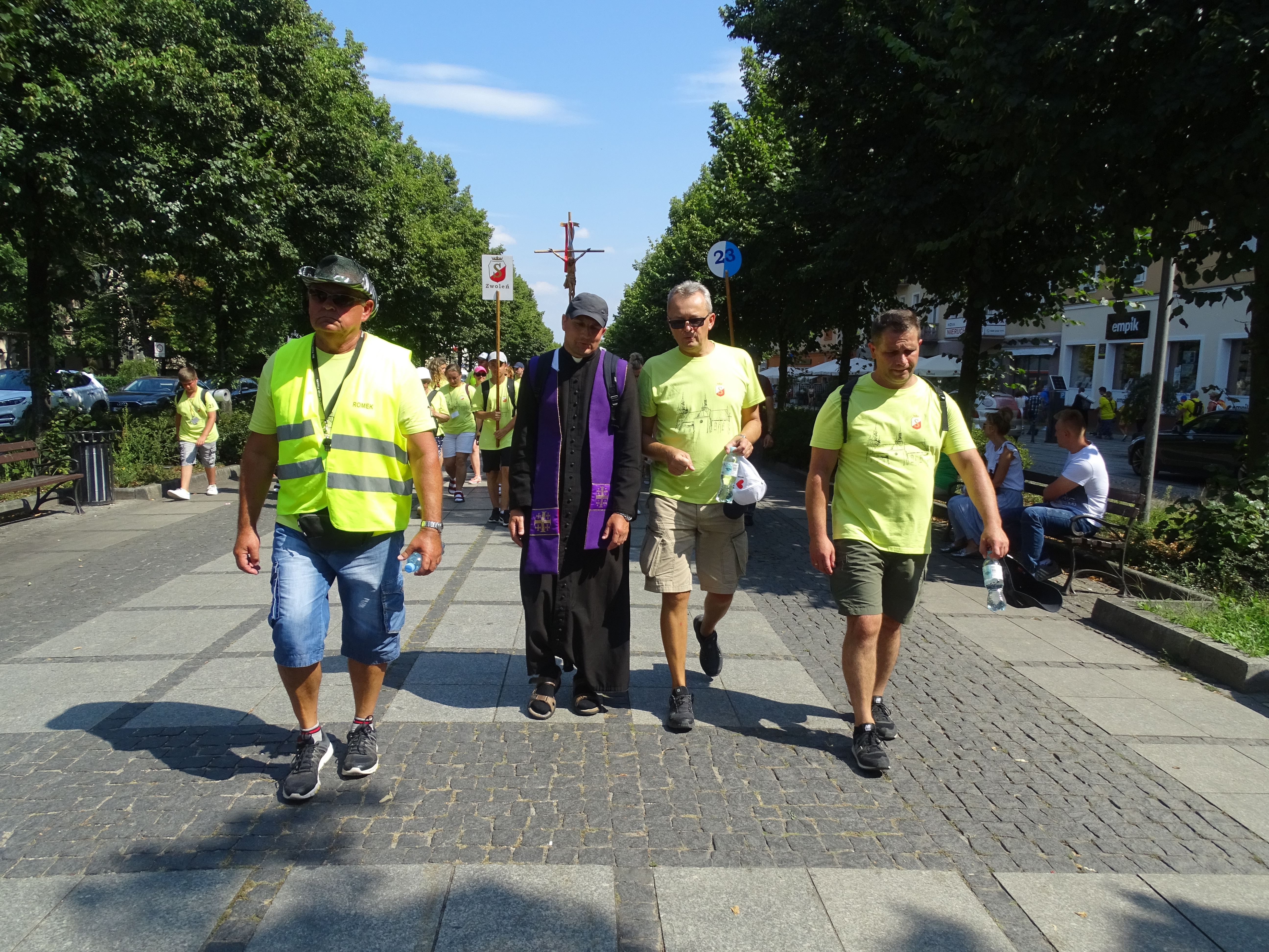 Z pielgrzymami z grupy 23 spotkali się samorządowcy z gminy Zwoleń. Wśród nich m.in byli: burmistrz Zwolenia Arkadiusz Sulima oraz z-ca burmistrza Grzegorz Molendowski.