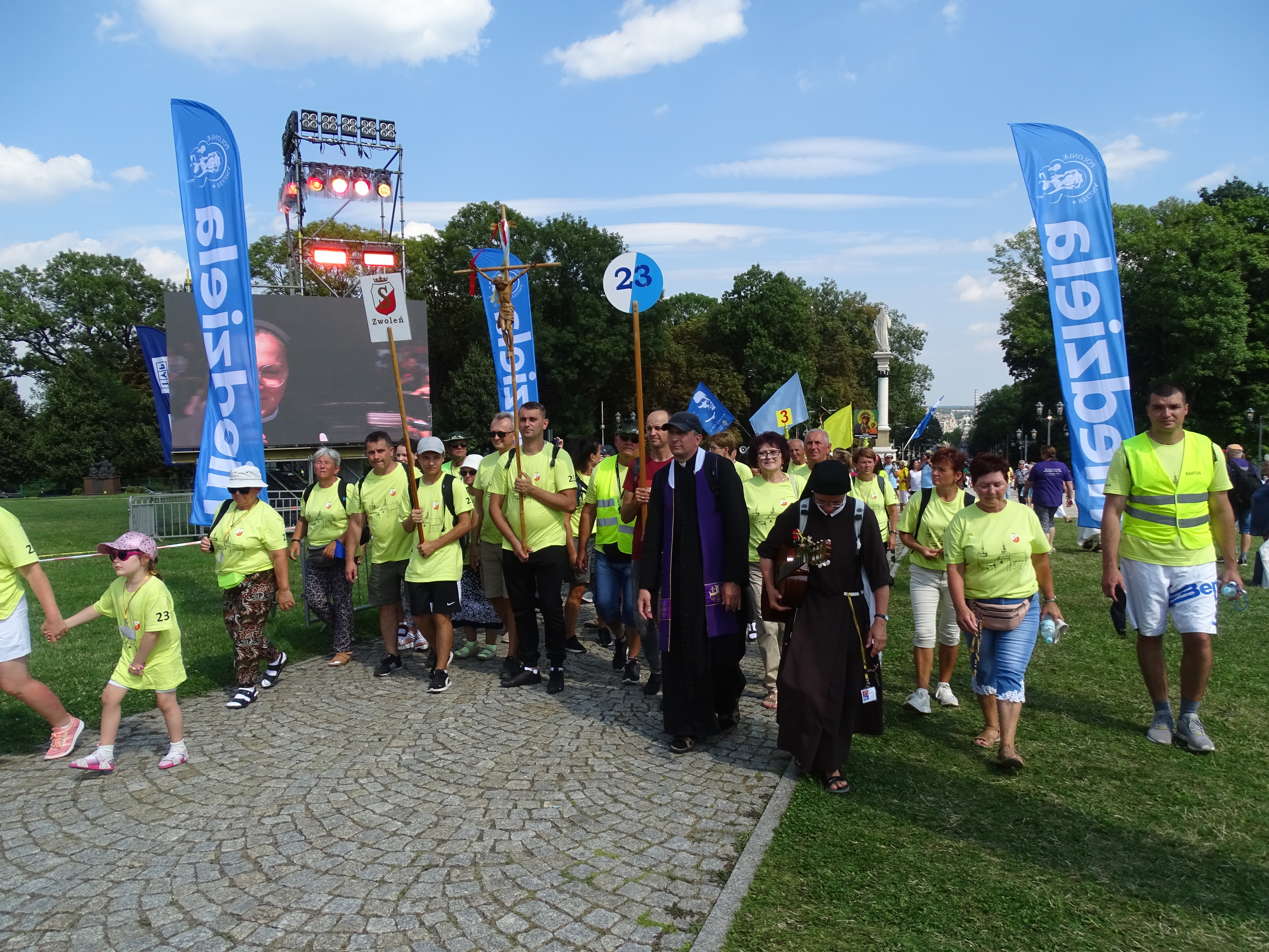 Zwoleńskich pielgrzymów u wrót klasztoru powitali Ojcowie Paulini.