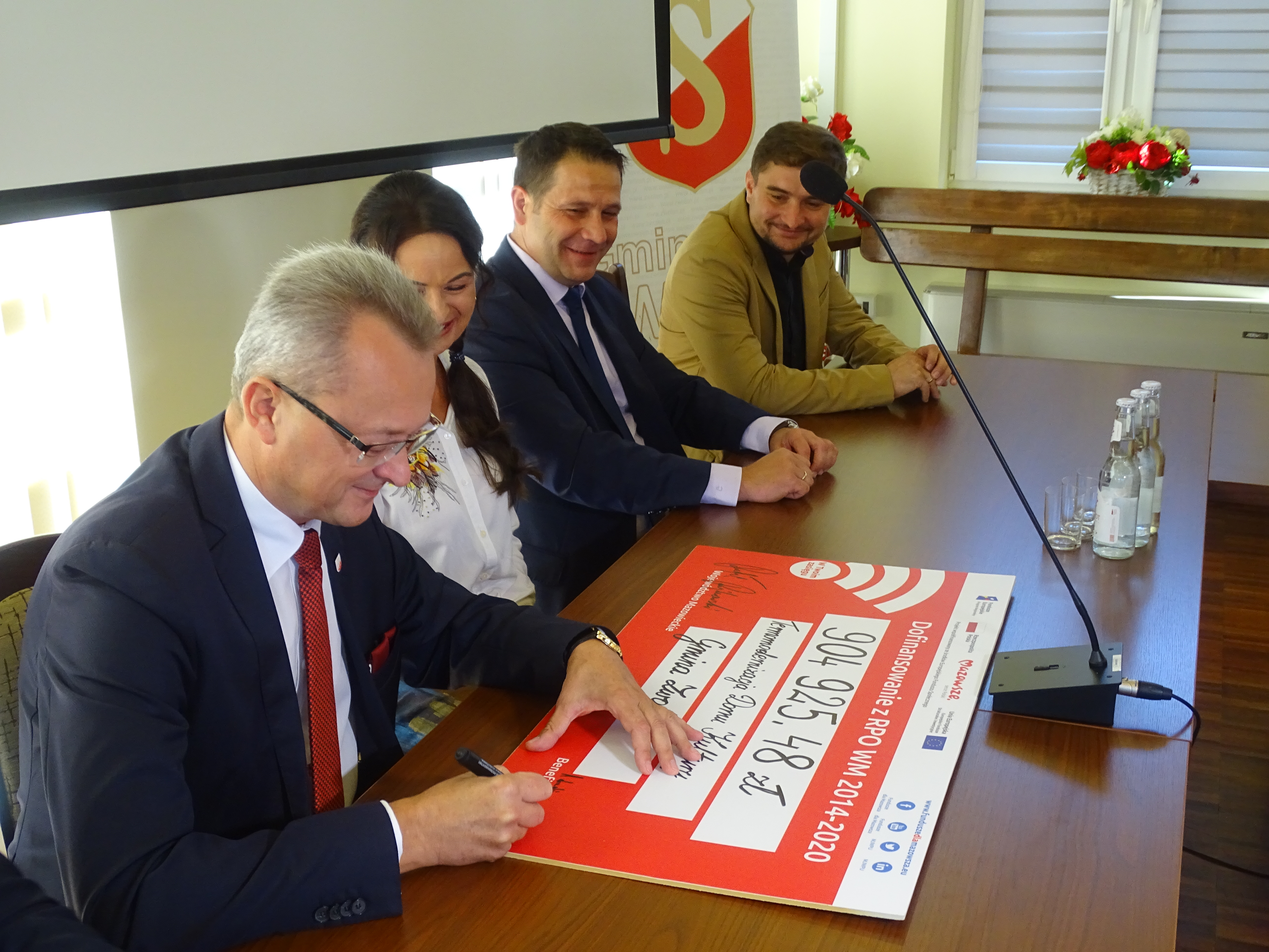 Burmistrz Zwolenia Arkadiusz Sulima podpisał także symboliczny czek na realizację zadania.
