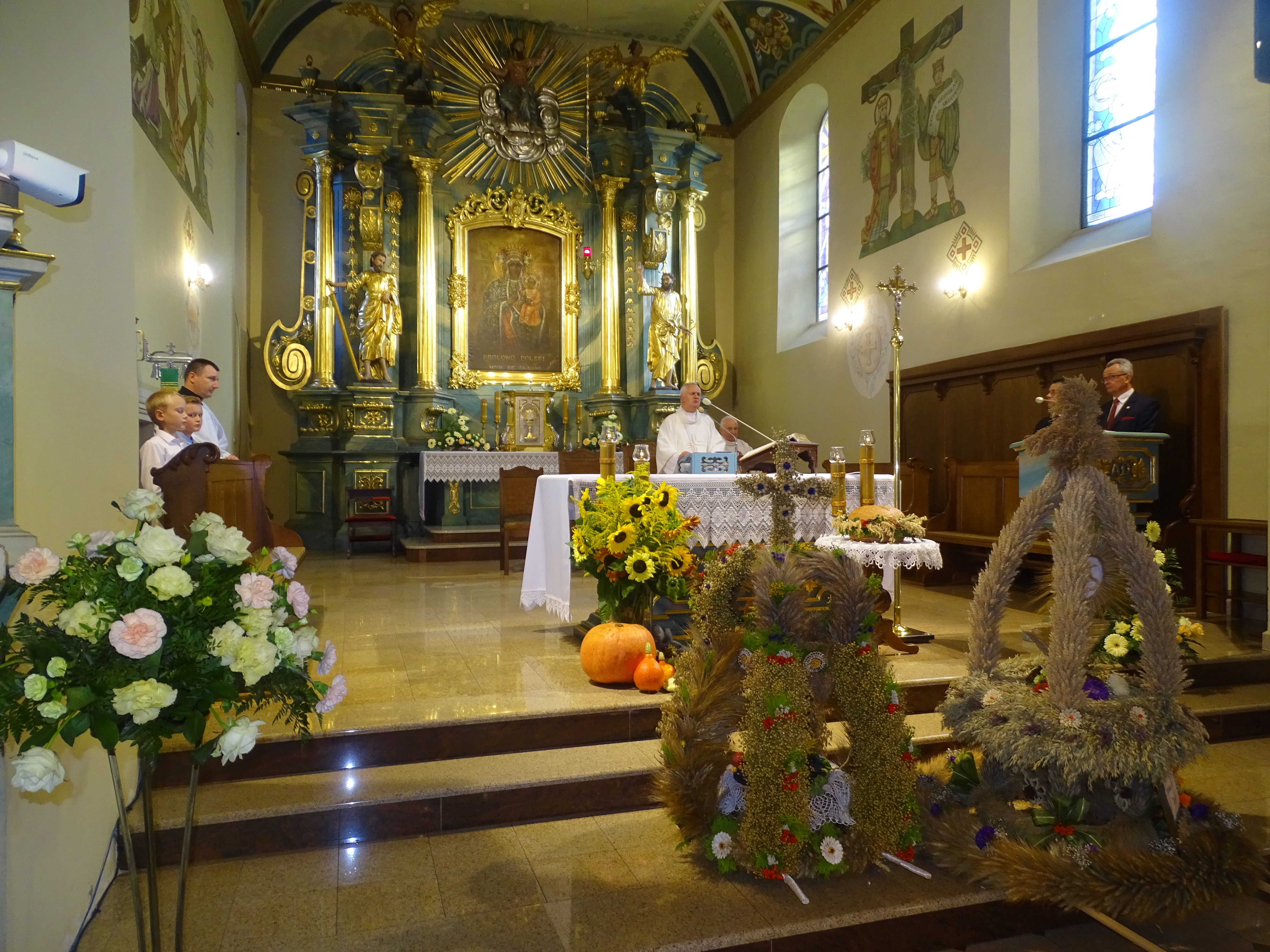 Dożynki zainaugurowała uroczysta msza święta odprawiona w intencji rolników w kościele pod wezwaniem Podwyższenia Krzyża Świętego w Zwoleniu. Koncelebrował ją proboszcz parafii, ksiądz Bernard Kasprzycki.