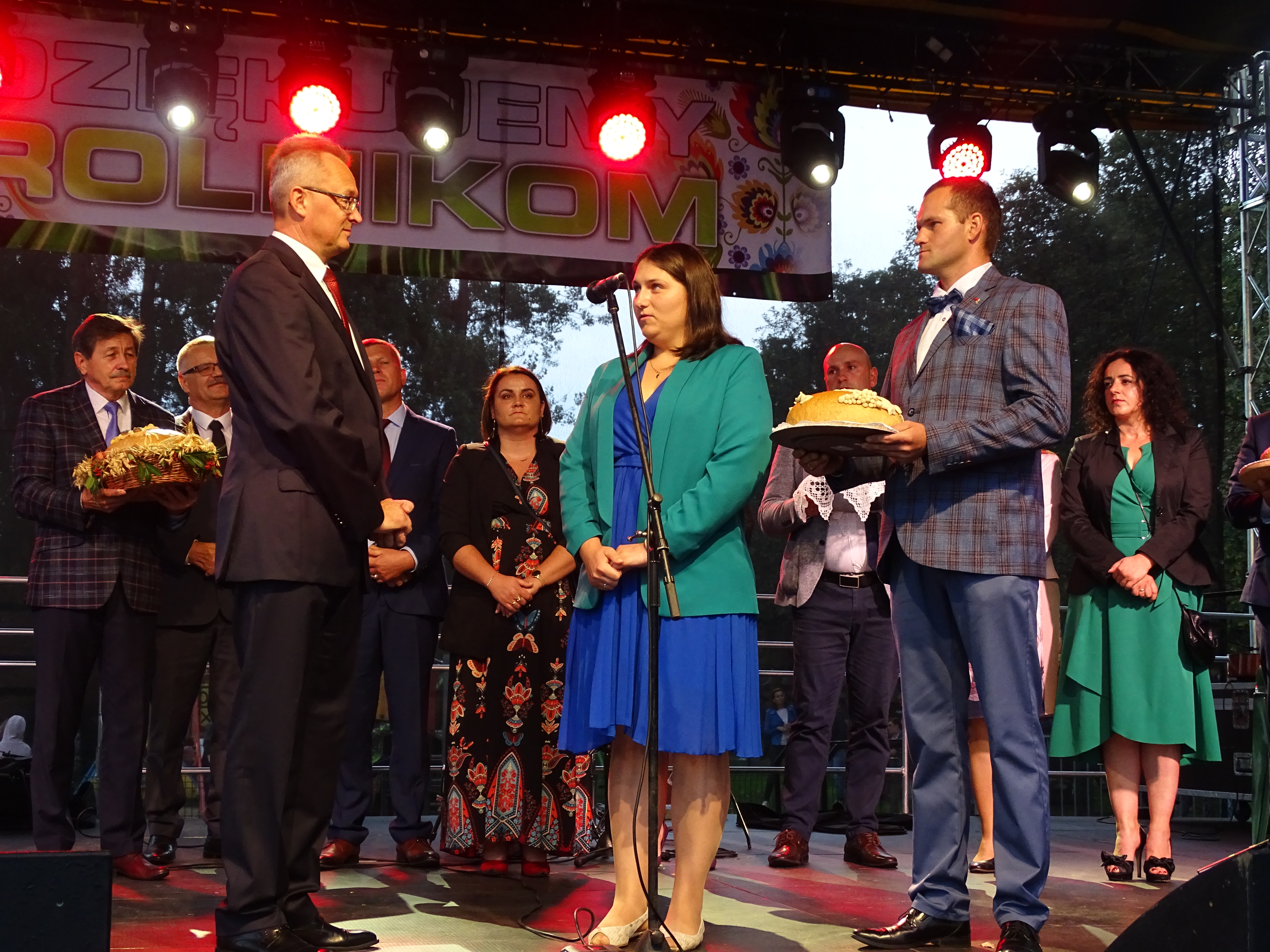 Burmistrz Zwolenia Arkadiusz Sulima chleb dożynkowy, będący tegorocznym dziękczynieniem otrzymał z rąk Starostów Gminnych: Martyny i Dominika Wnuk.