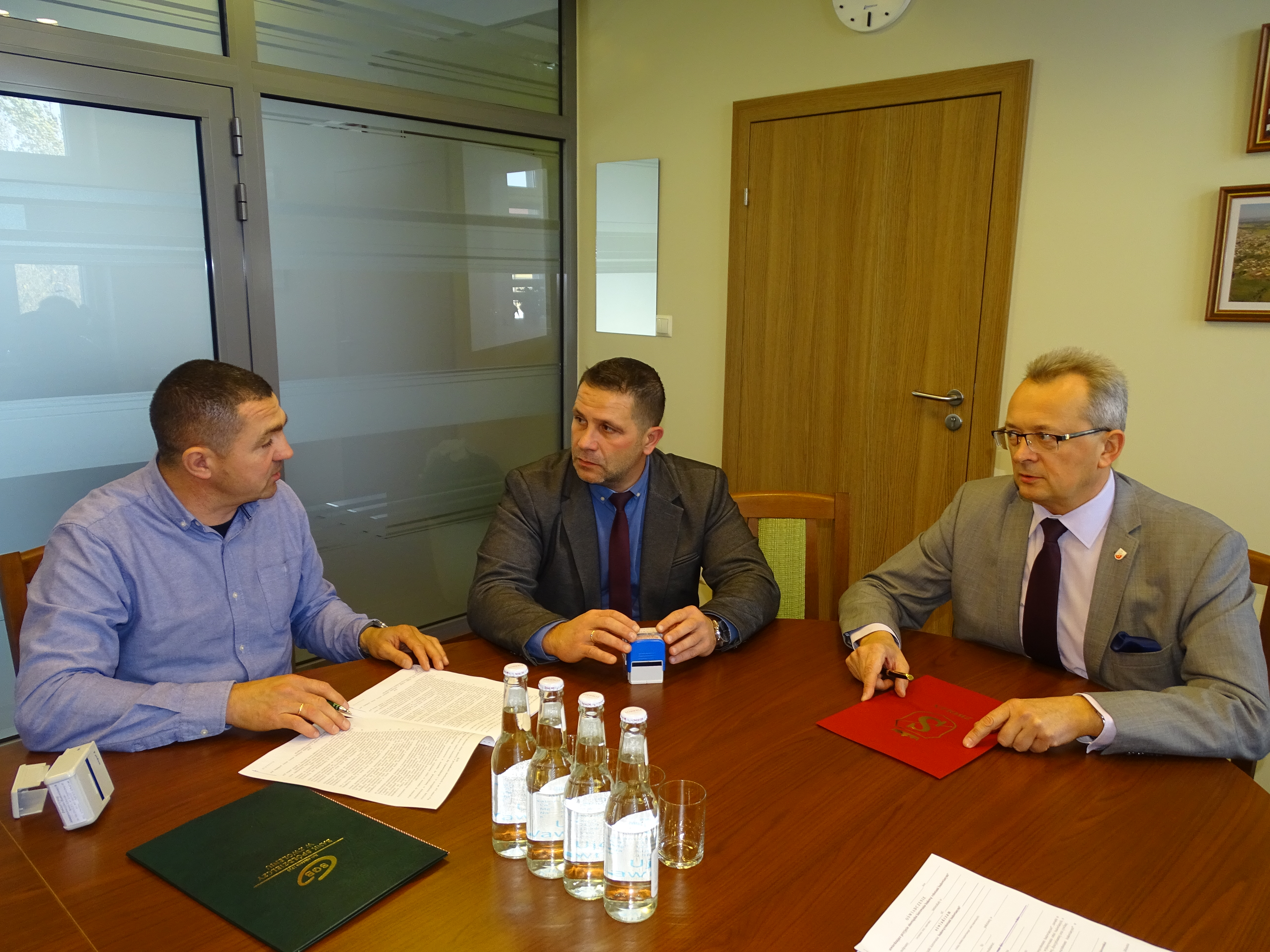 Na zdjęciu od prawej: Burmistrz Zwolenia Arkadiusz Sulima, z-ca burmistrza Grzegorz Molendowski i Karol Liberski.