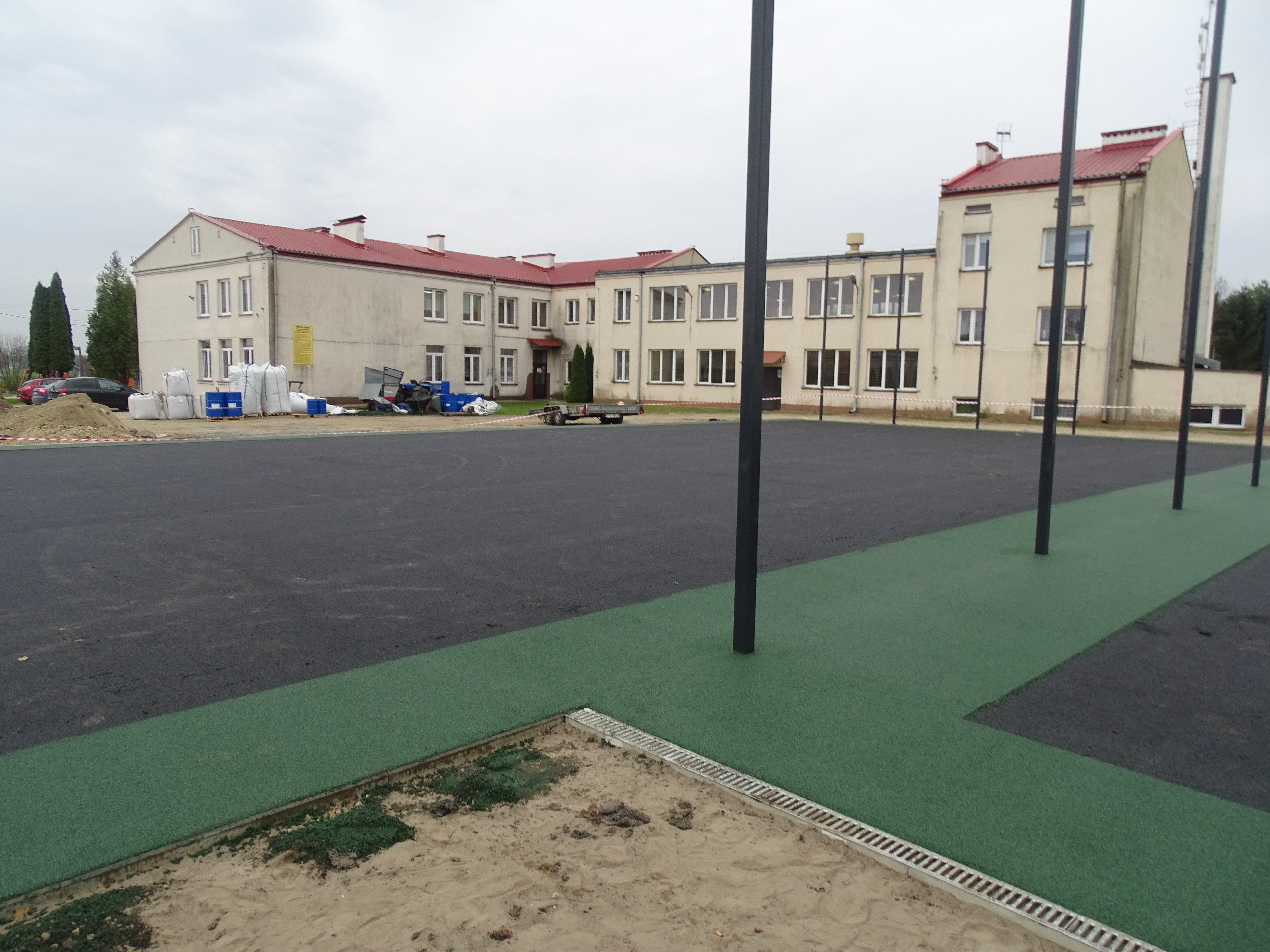 Na boisku w Sydole wykonawca położył pierwszą warstwę nawierzchni. 