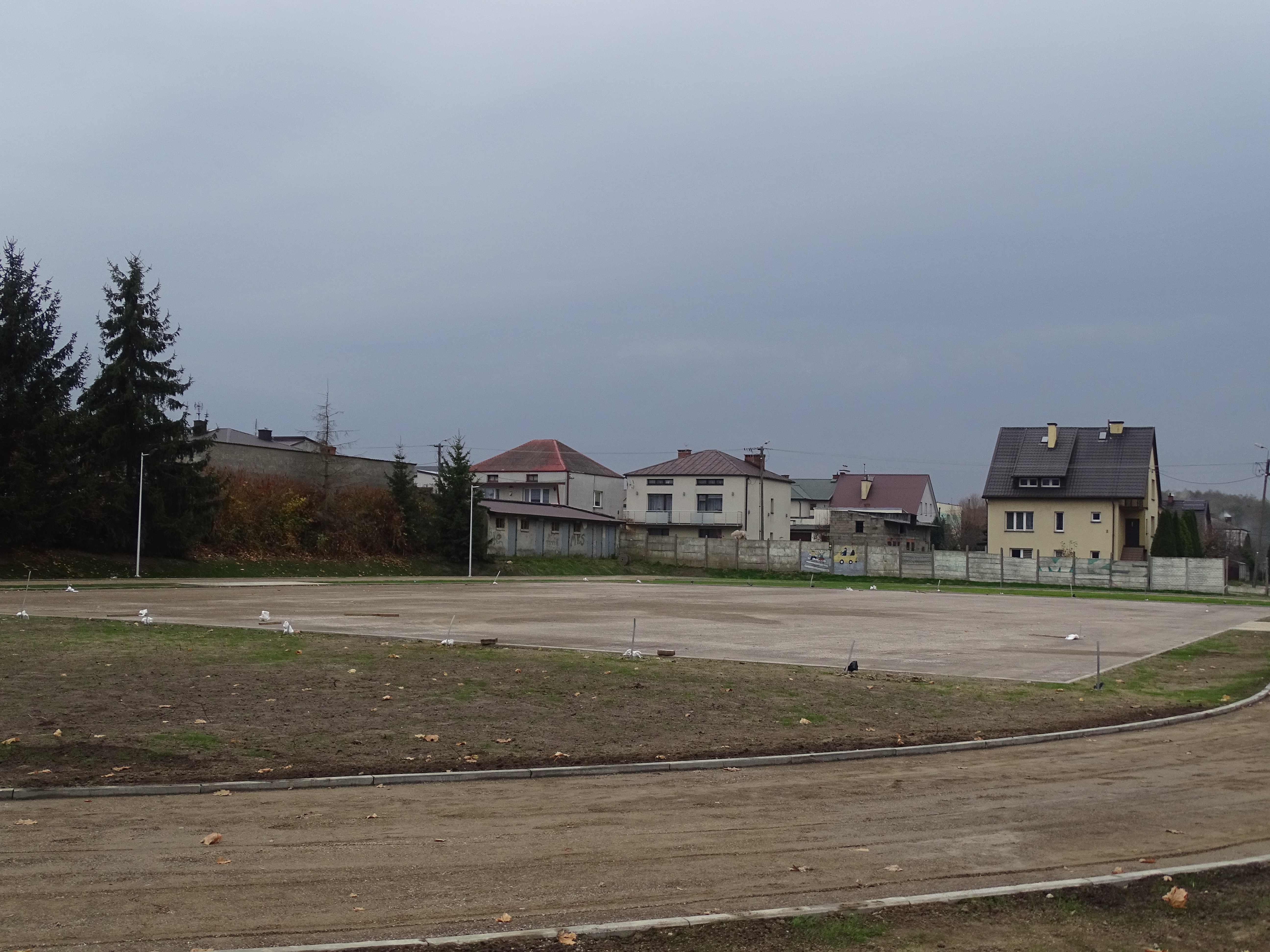 Wykonawca przygotował nawierzchnie boisk do położenia nawierzchni poliuretanowej. 