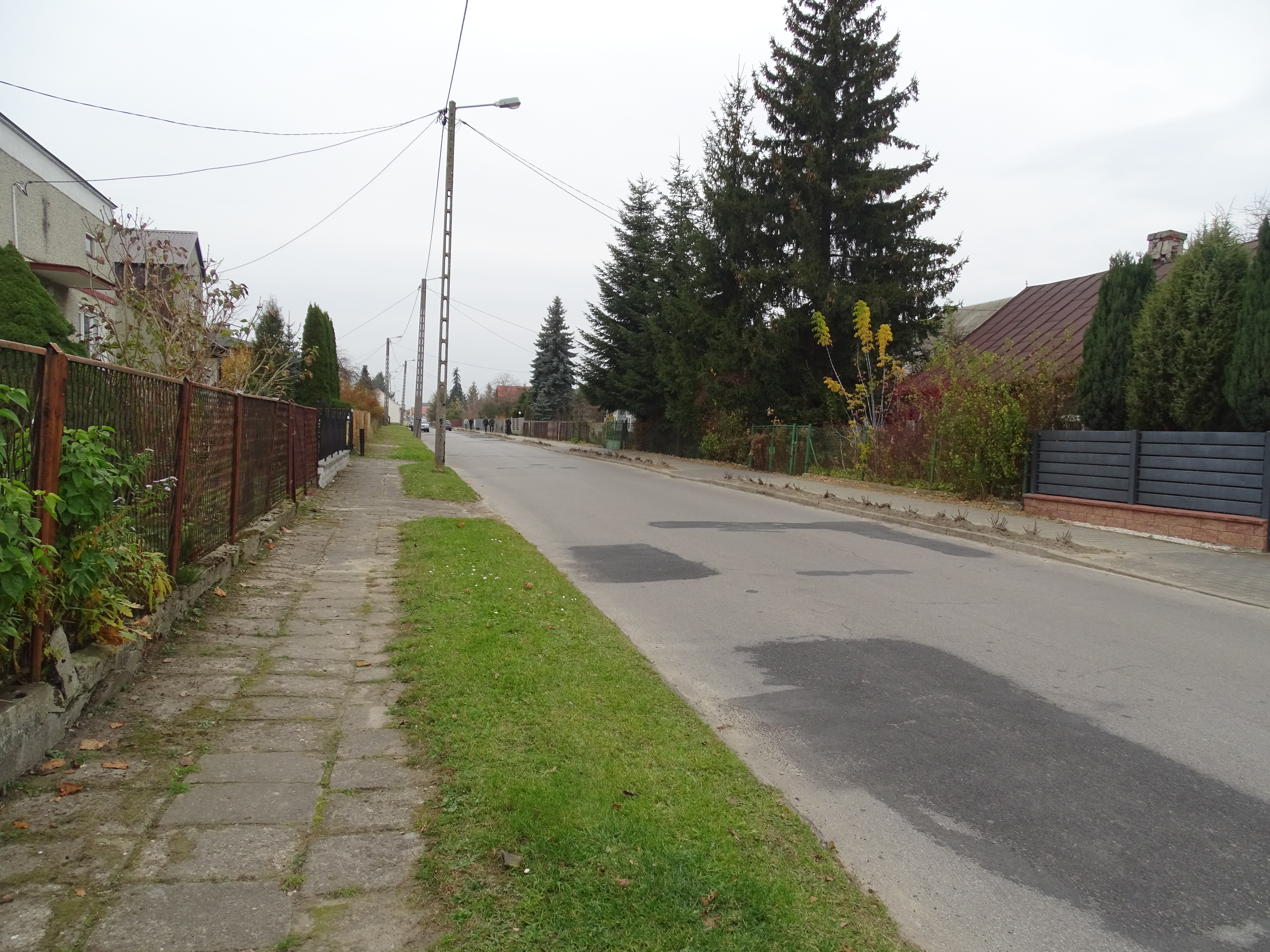 Fragment chodnika w ul. Kilińskiego przed przebudową. 