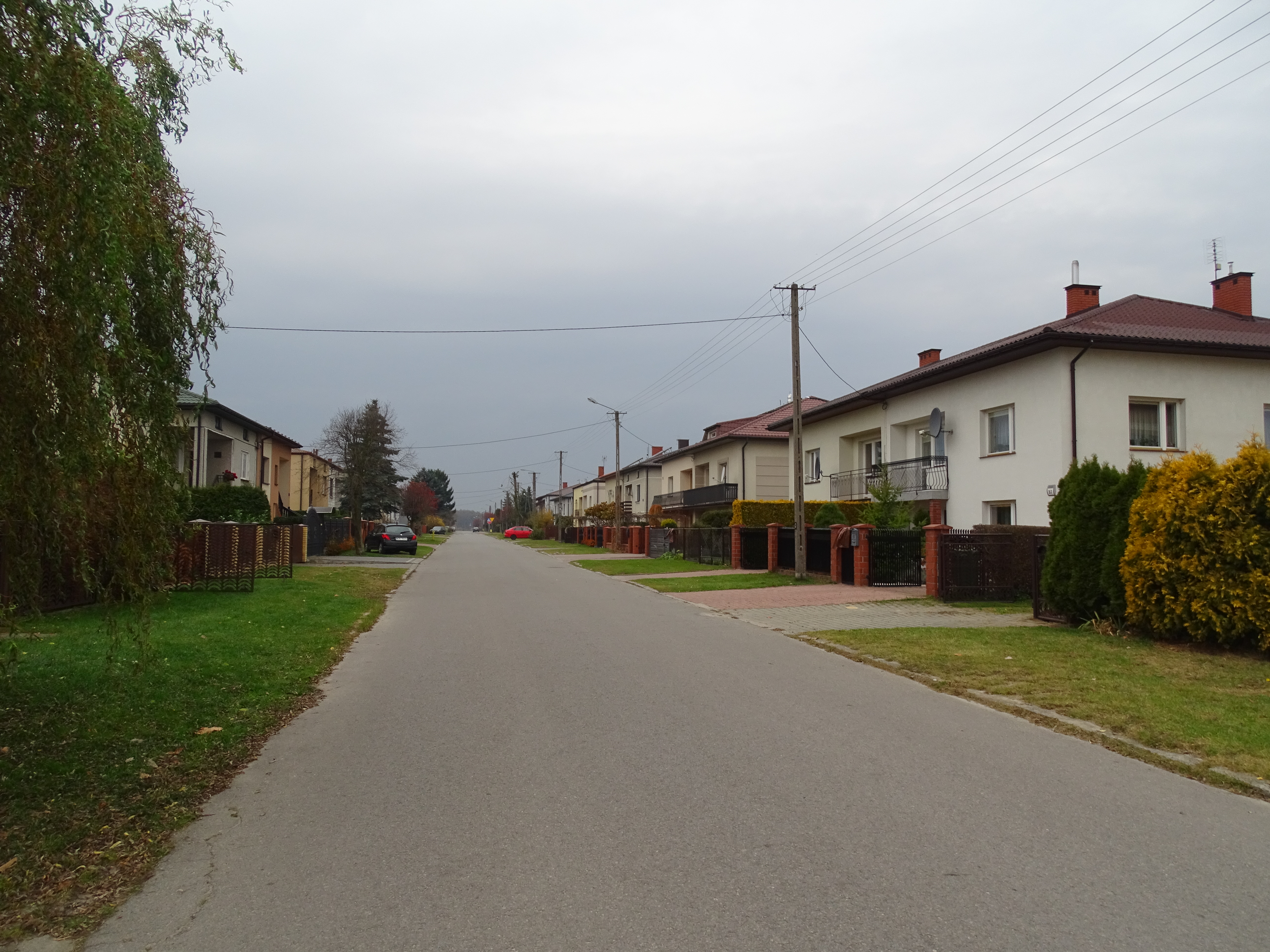 Widok ul. 550-lecia przed rozpoczęciem budowy chodnika. 
