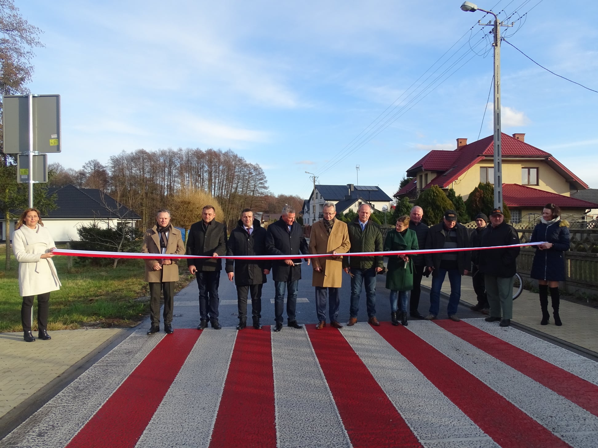 Wicemarszałek Rafał Rajkowski uczestniczył także w oficjalnym otwarciu przebudowanej drogi w miejscowości Koszary.