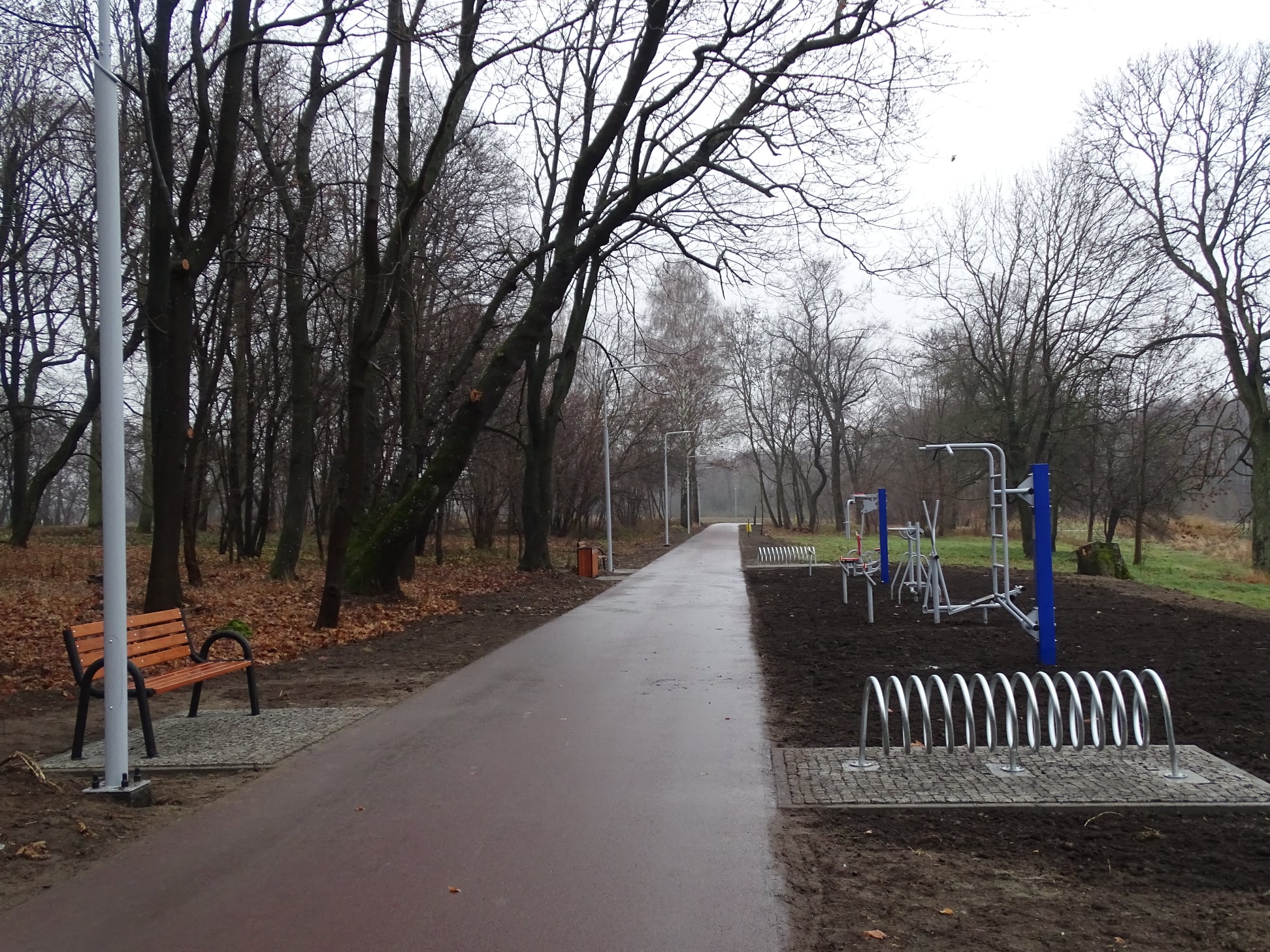 Przy ścieżce stanęły urządzenia siłowni plenerowej, ławki, stojaki na rowery i kosze na śmieci. Ciąg sportowo-rekreacyjny zyskał też oświetlenie.