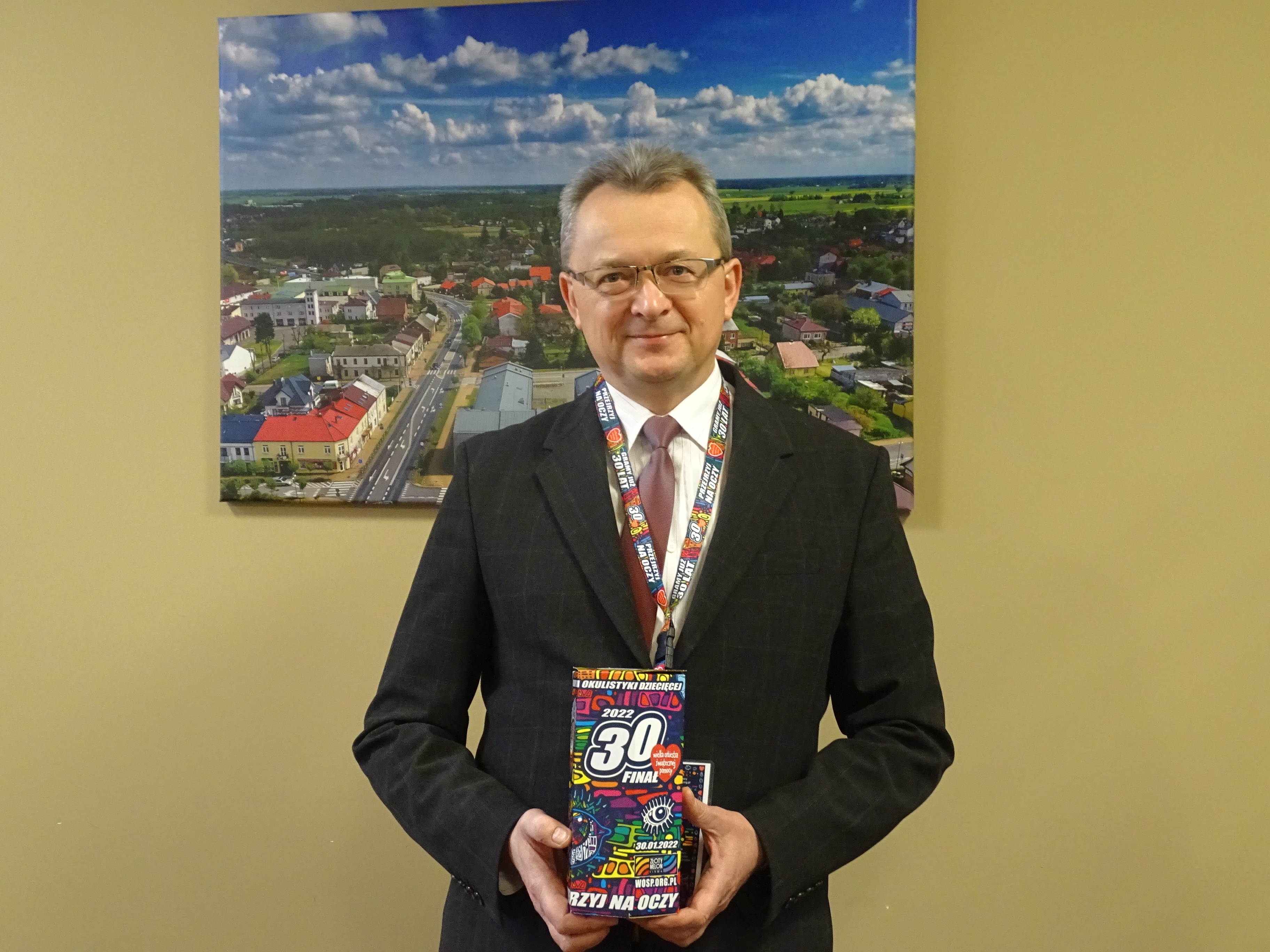 Burmistrz Zwolenia Arkadiusz Sulima trzymający puszkę WOŚP.