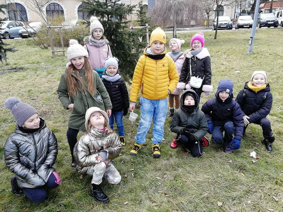 Uczestnicy spaceru podczas którego dokarmiano ptaki.