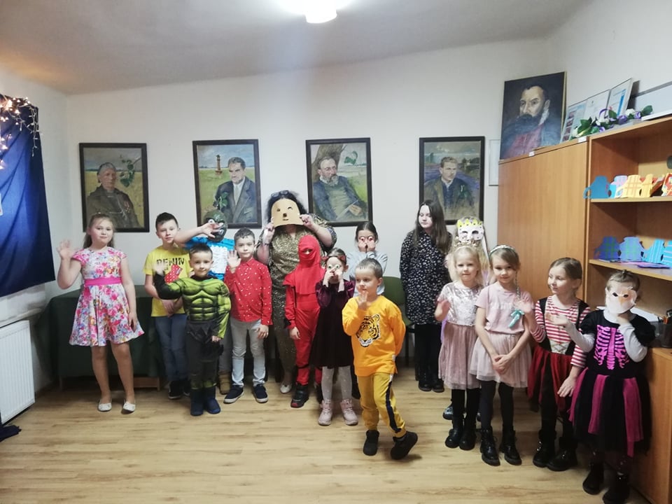 Uczestnicy balu karnawałowego. 