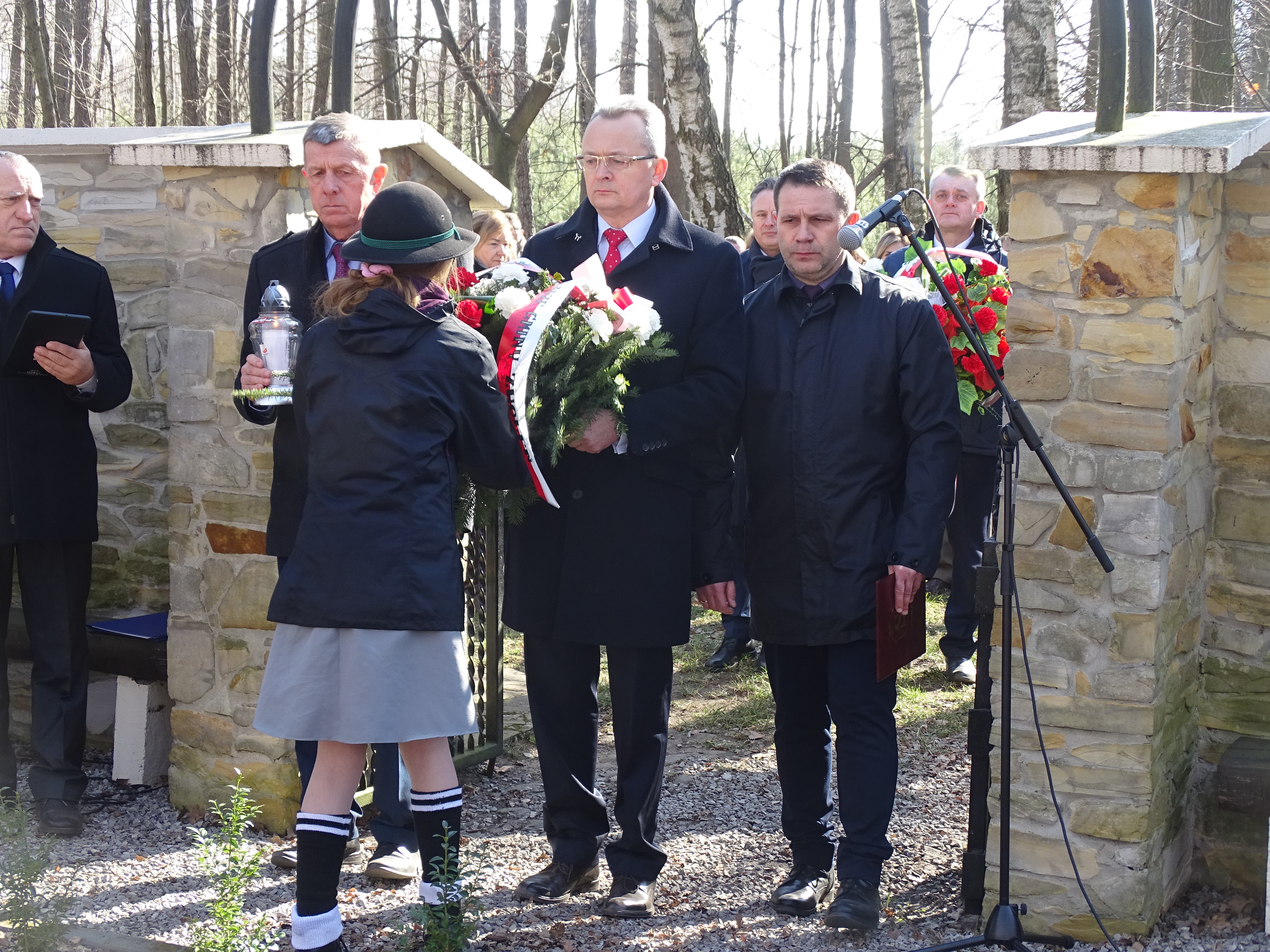 Delegacja gminy Zwoleń składająca kwiaty. 