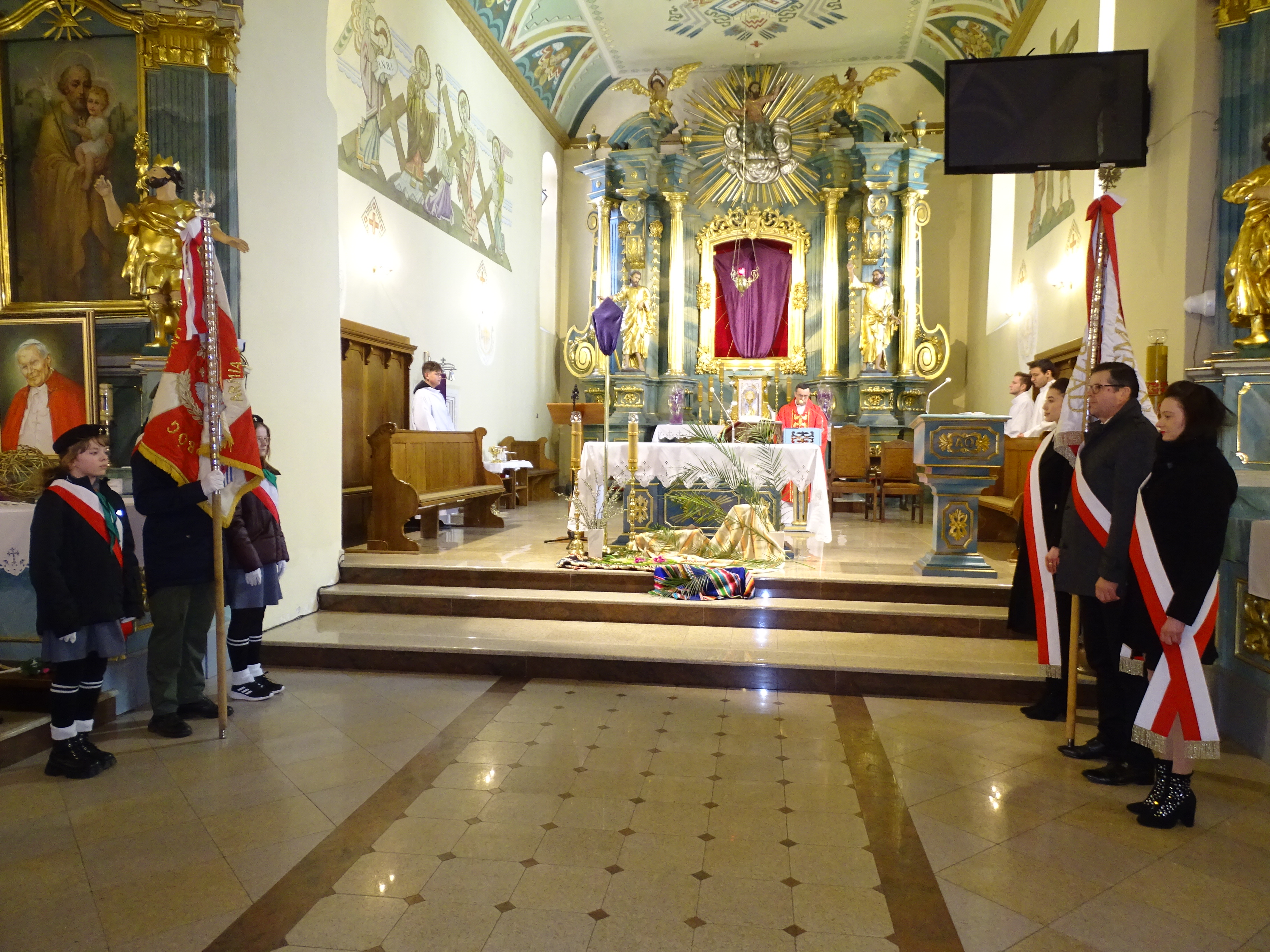 Obchody rocznicowe pod pomnikiem poprzedziła msza święta. Na zdjęciu ołtarz kościoła p.w. Podwyższenia Krzyża Świętego w Zwoleniu. 