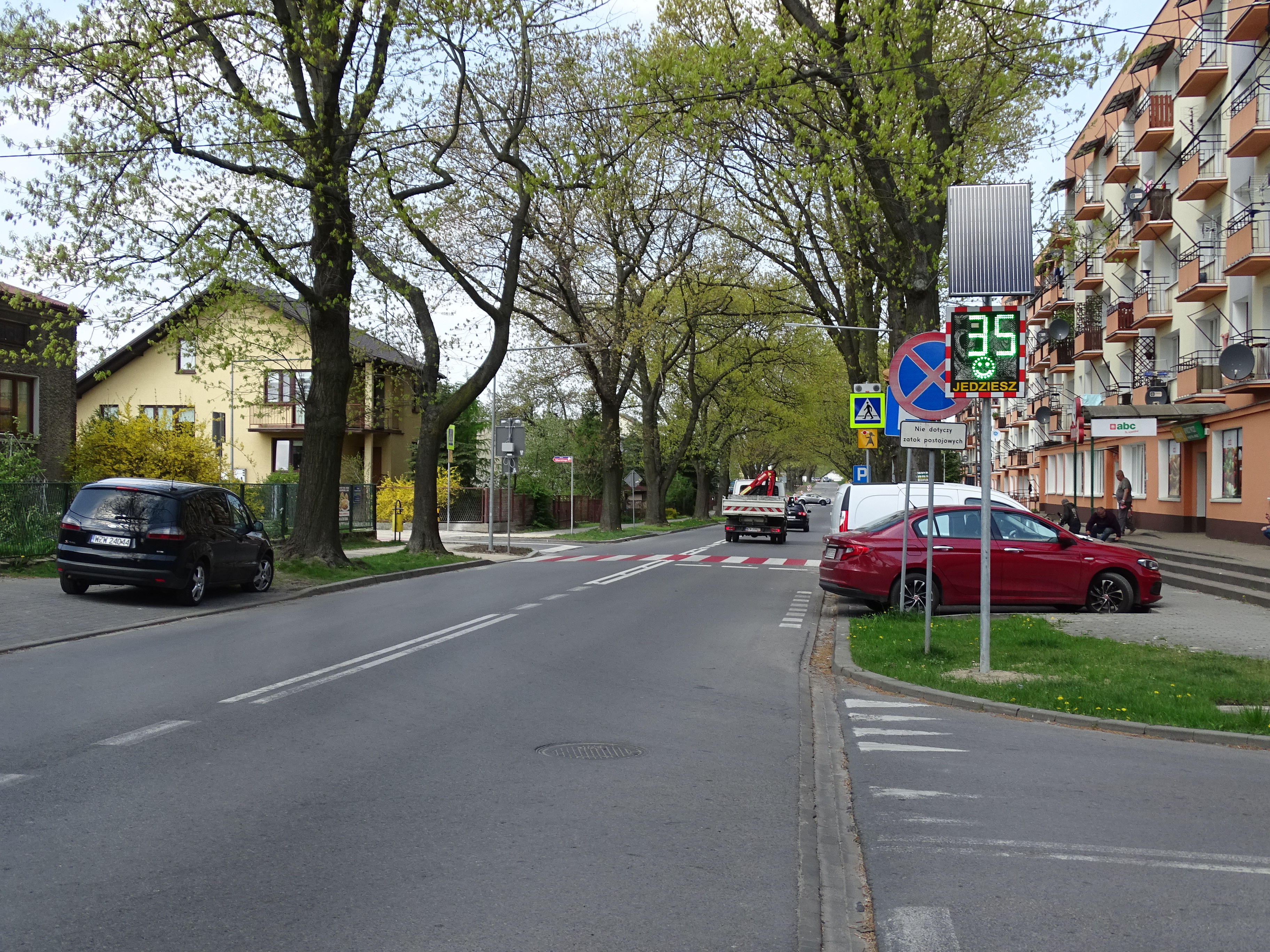 Przy ul. 11 Listopada stanął radarowy znak informacyjny wraz z wyświetlaczem prędkości.