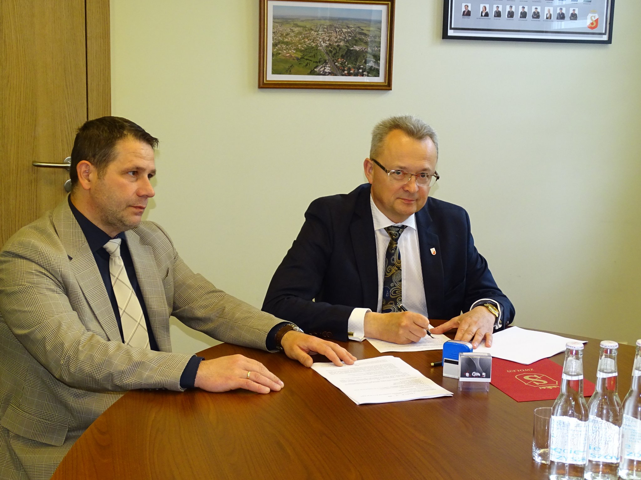 Burmistrz Zwolenia Arkadiusz Sulima podpisał umowę z wykonawcą. Na zdjeciu również z-ca burmistrza.